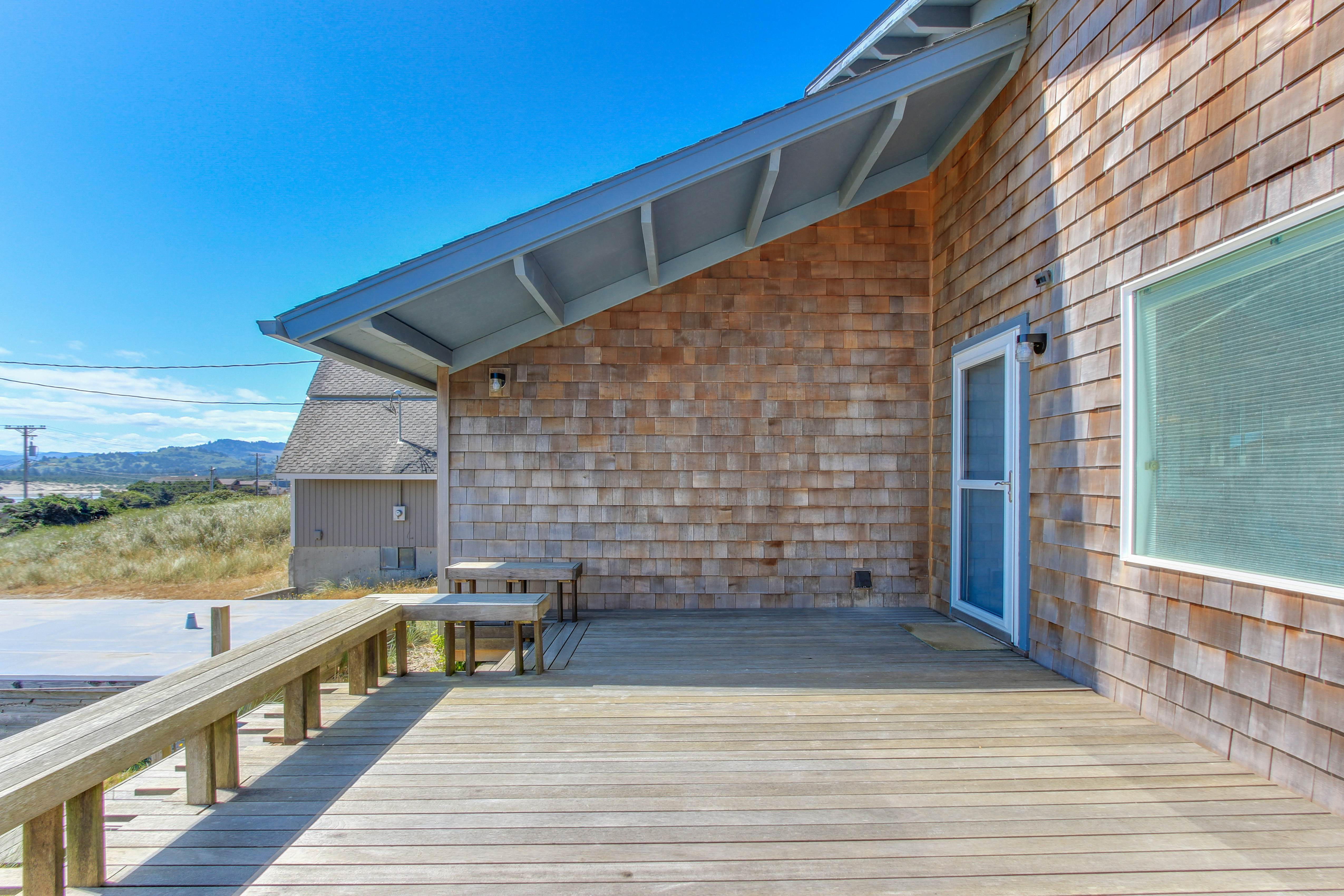 Modern, oceanfront home w/ stunning ocean views & nearby beach access