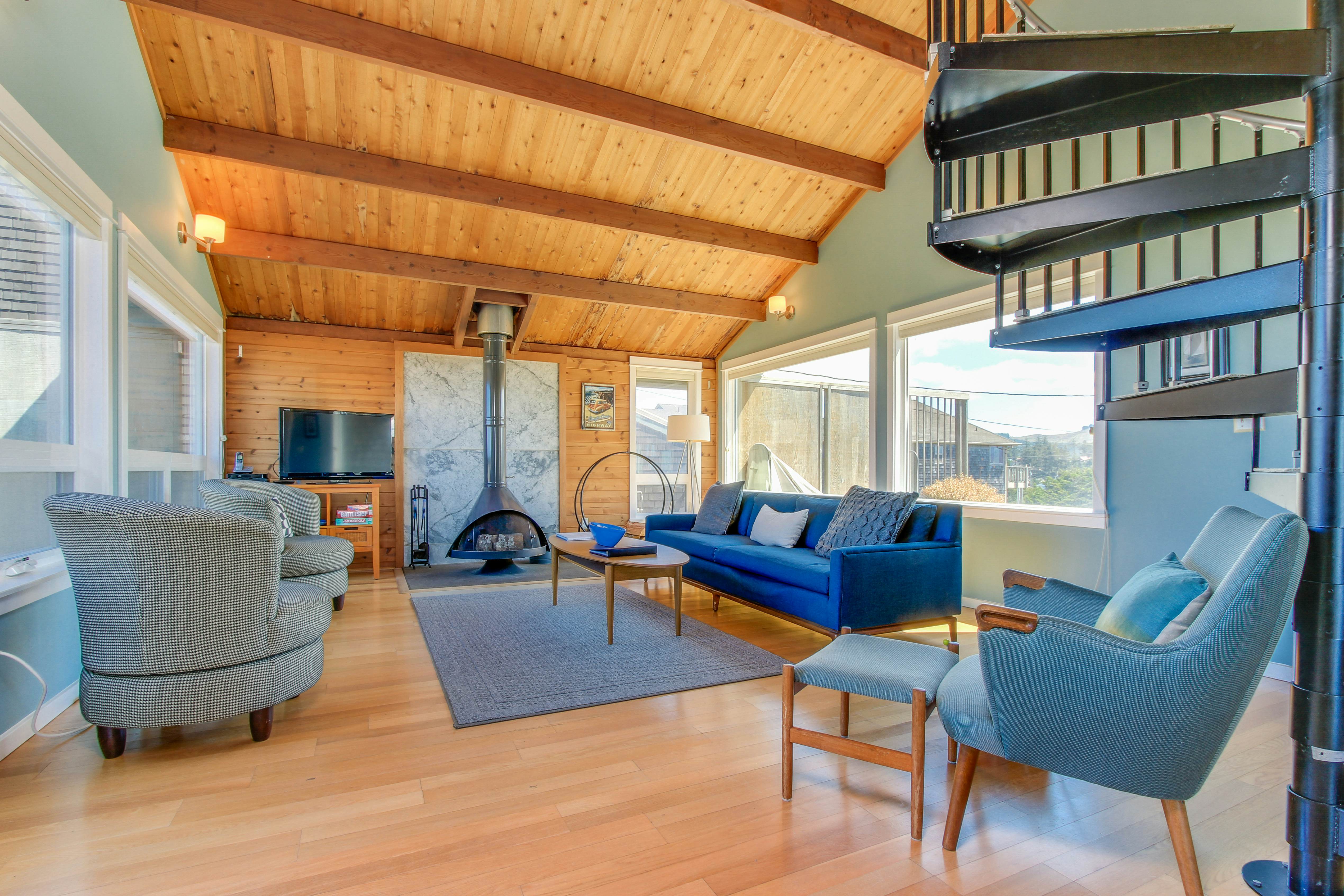 Modern, oceanfront home w/ stunning ocean views & nearby beach access