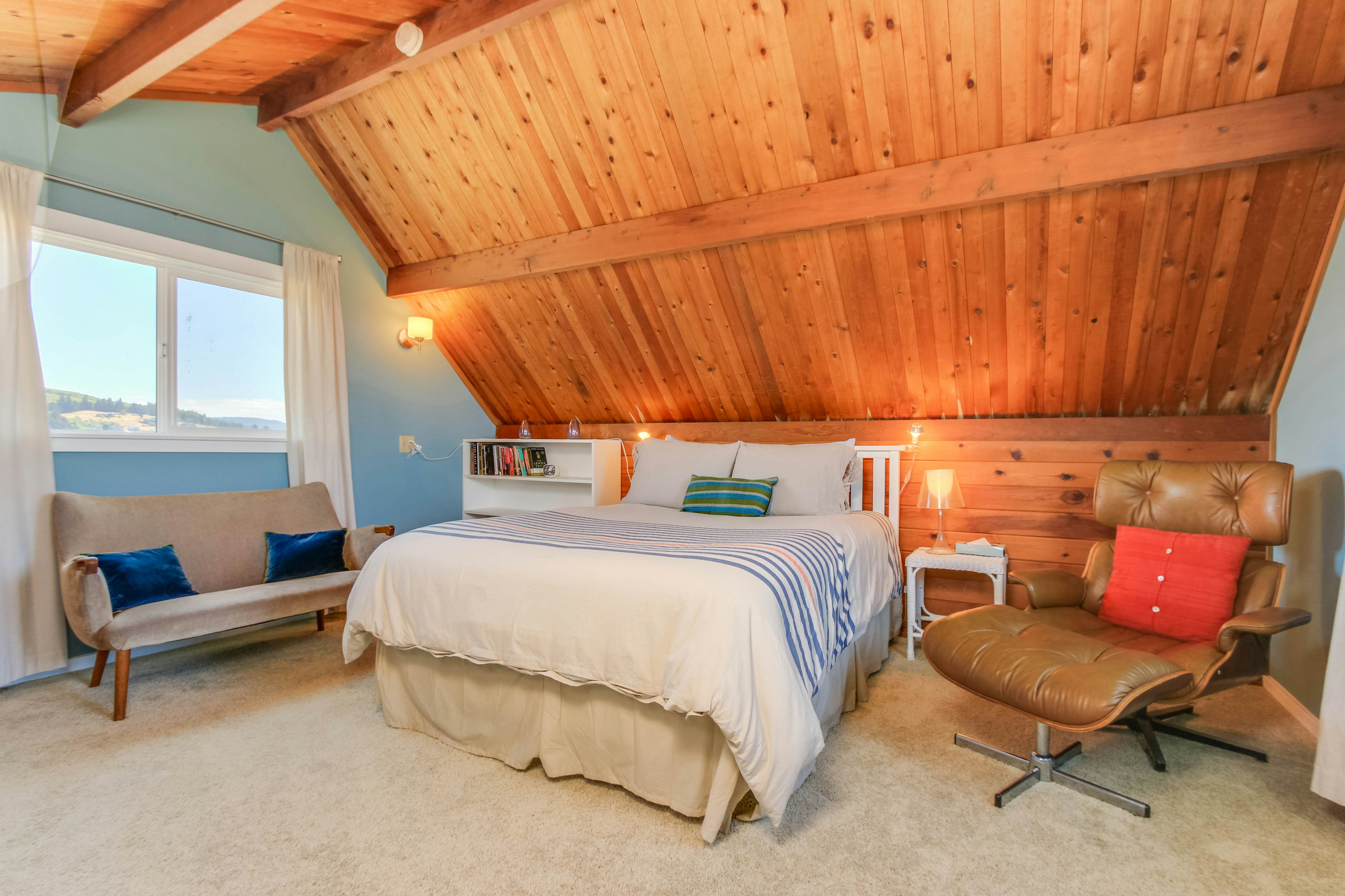 Modern, oceanfront home w/ stunning ocean views & nearby beach access