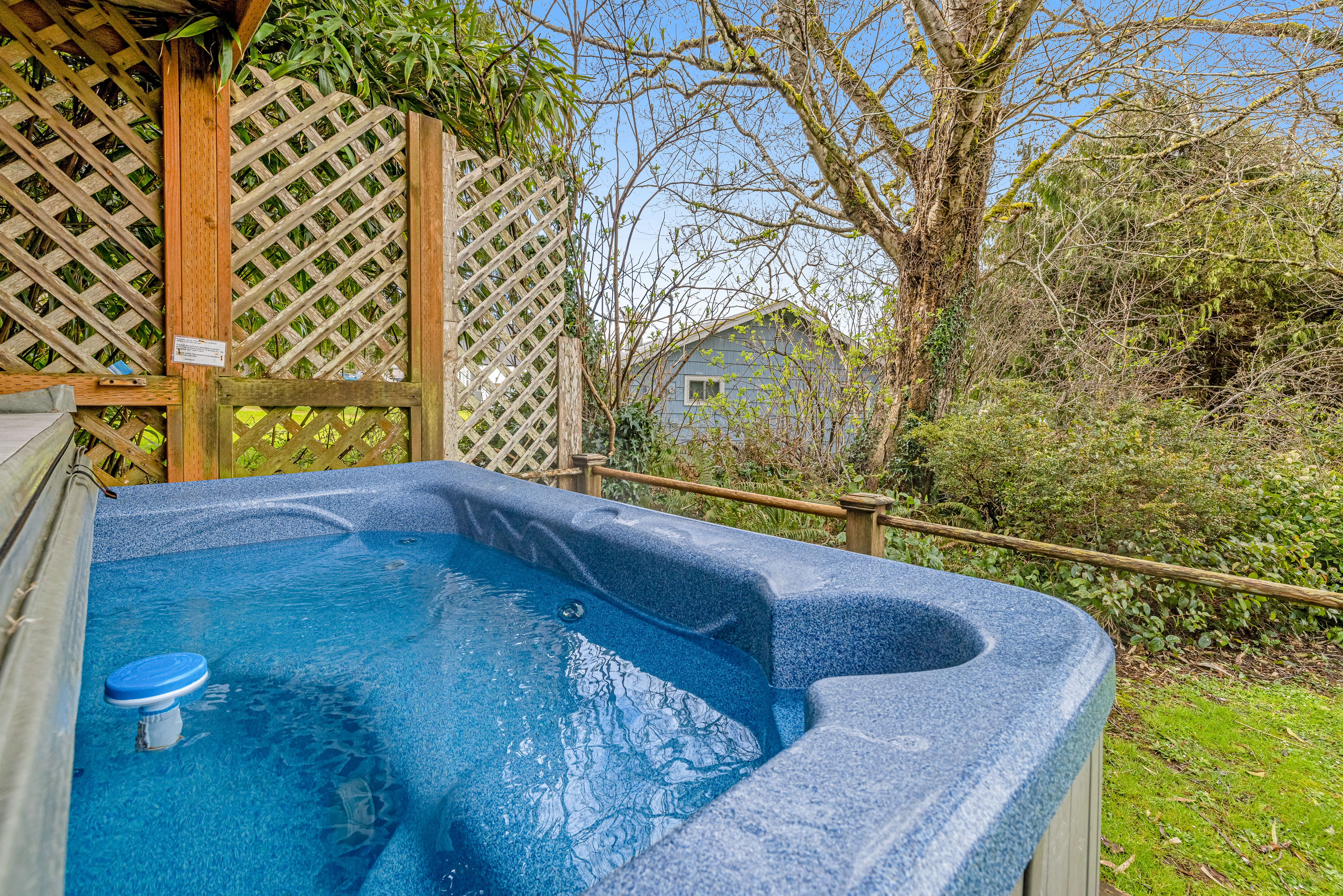 Serene Sandlake Bayfront Home with WiFi and Private Hot Tub Dogs Welcome