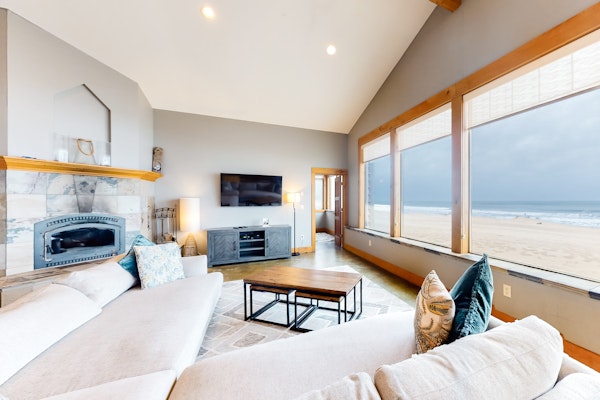 Gorgeous oceanfront home with incredible views of Haystack Rock dog friendly