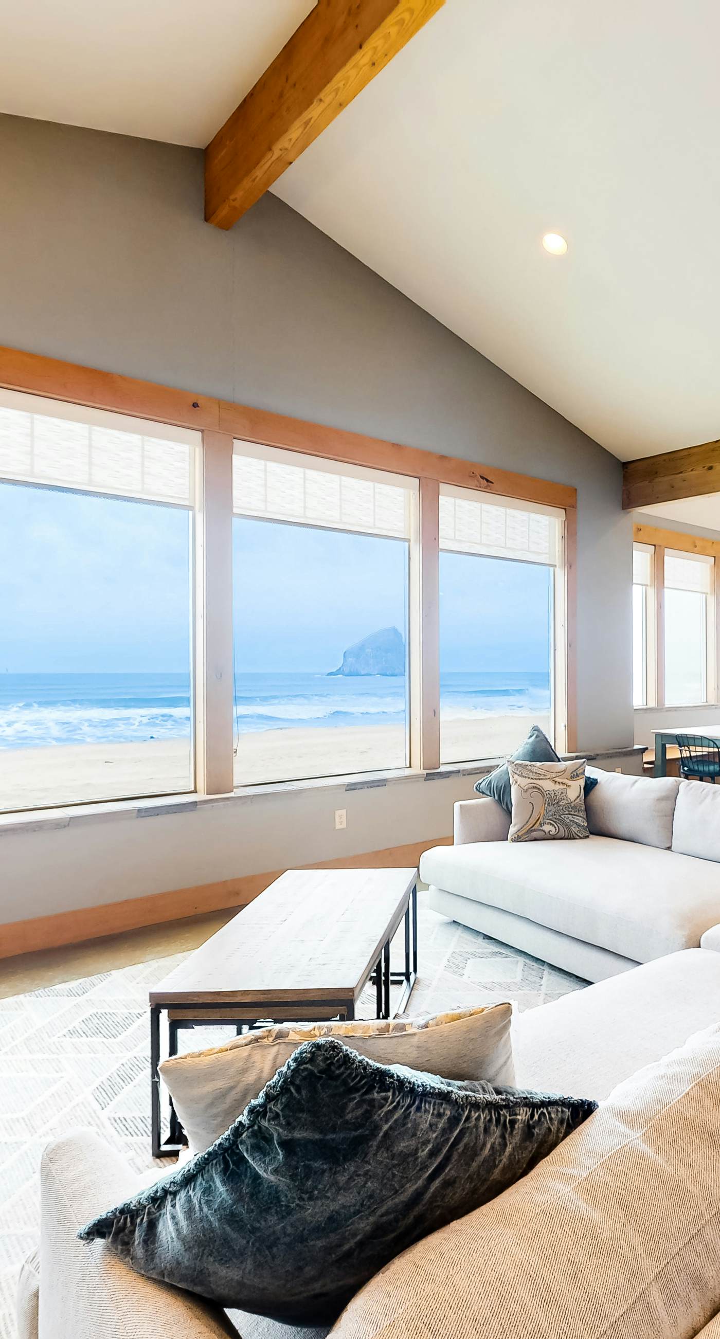Gorgeous oceanfront home with incredible views of Haystack Rock dog friendly