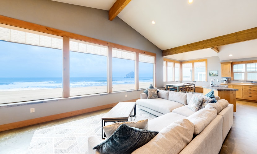 Gorgeous oceanfront home with incredible views of Haystack Rock dog friendly