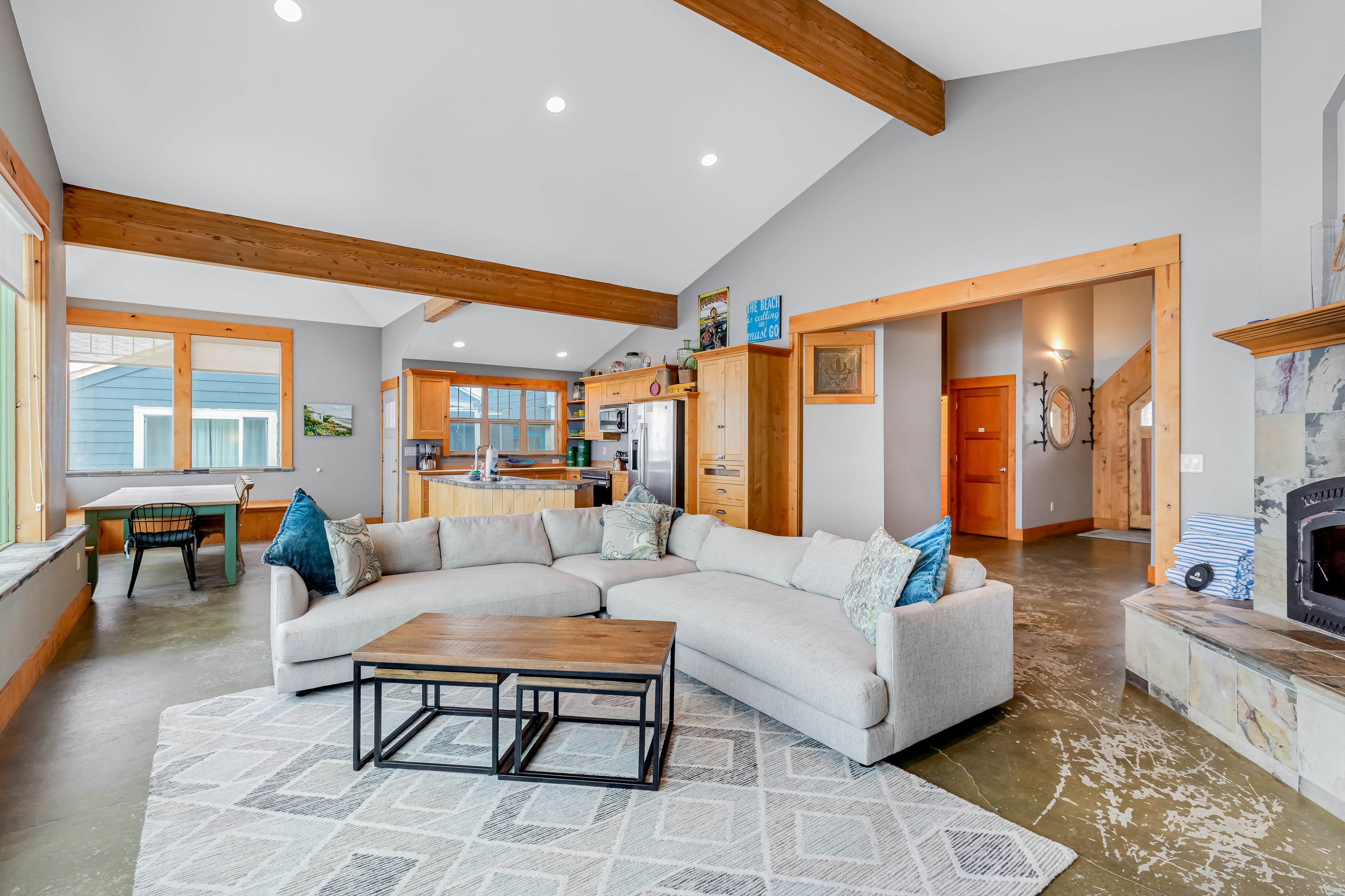 Gorgeous oceanfront home with incredible views of Haystack Rock - dog-friendly