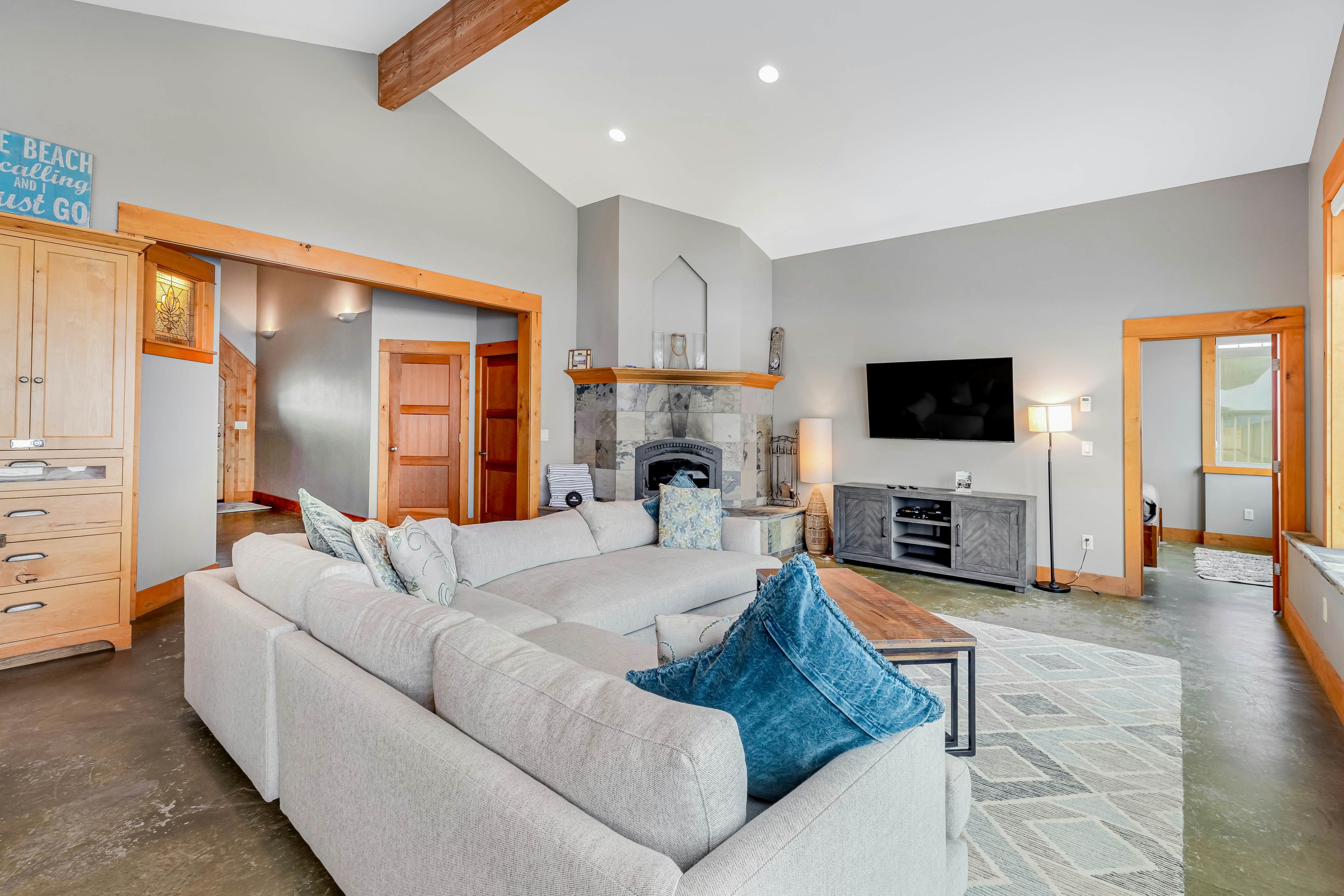 Gorgeous oceanfront home with incredible views of Haystack Rock - dog-friendly