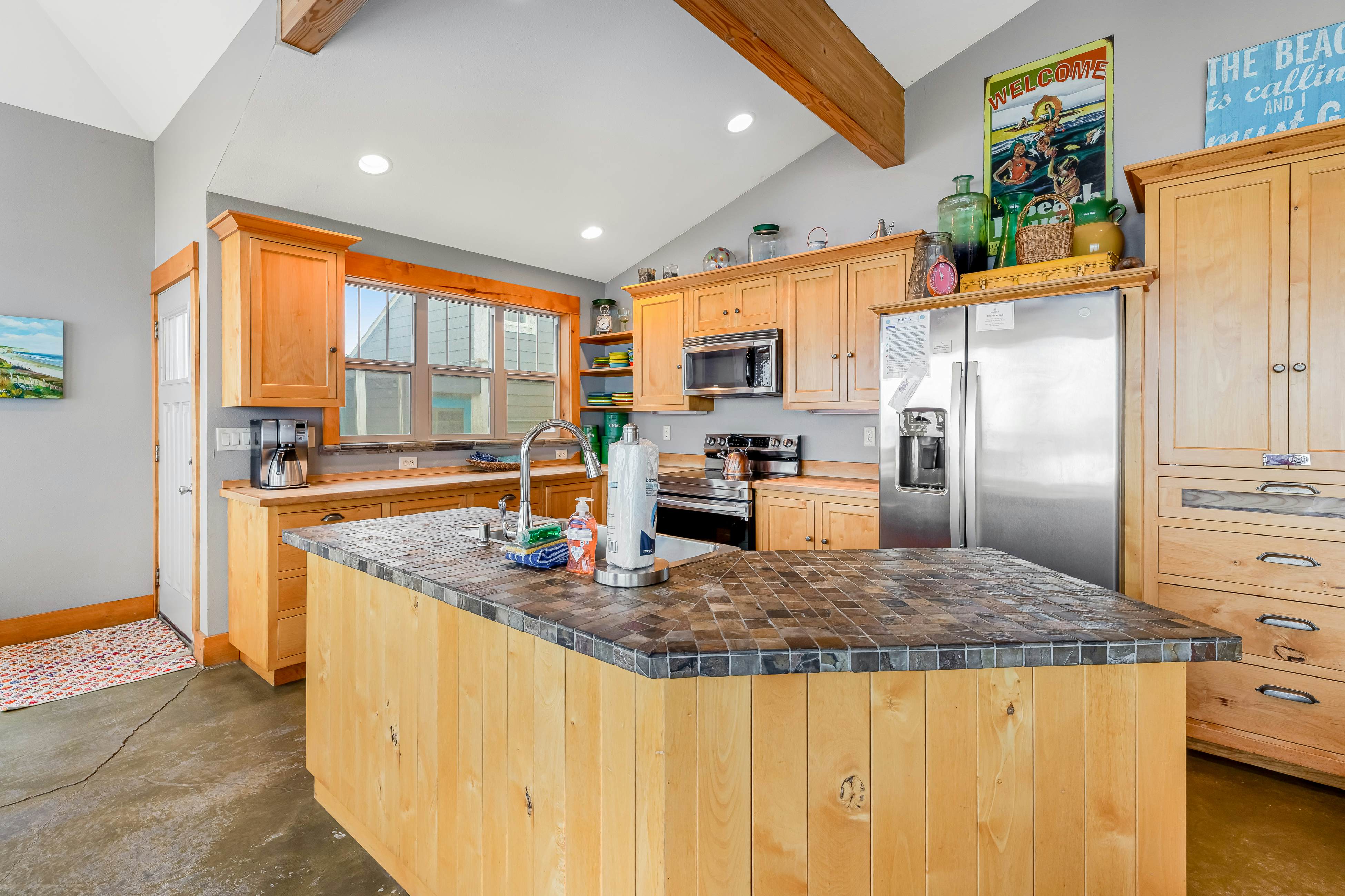 Gorgeous oceanfront home with incredible views of Haystack Rock - dog-friendly