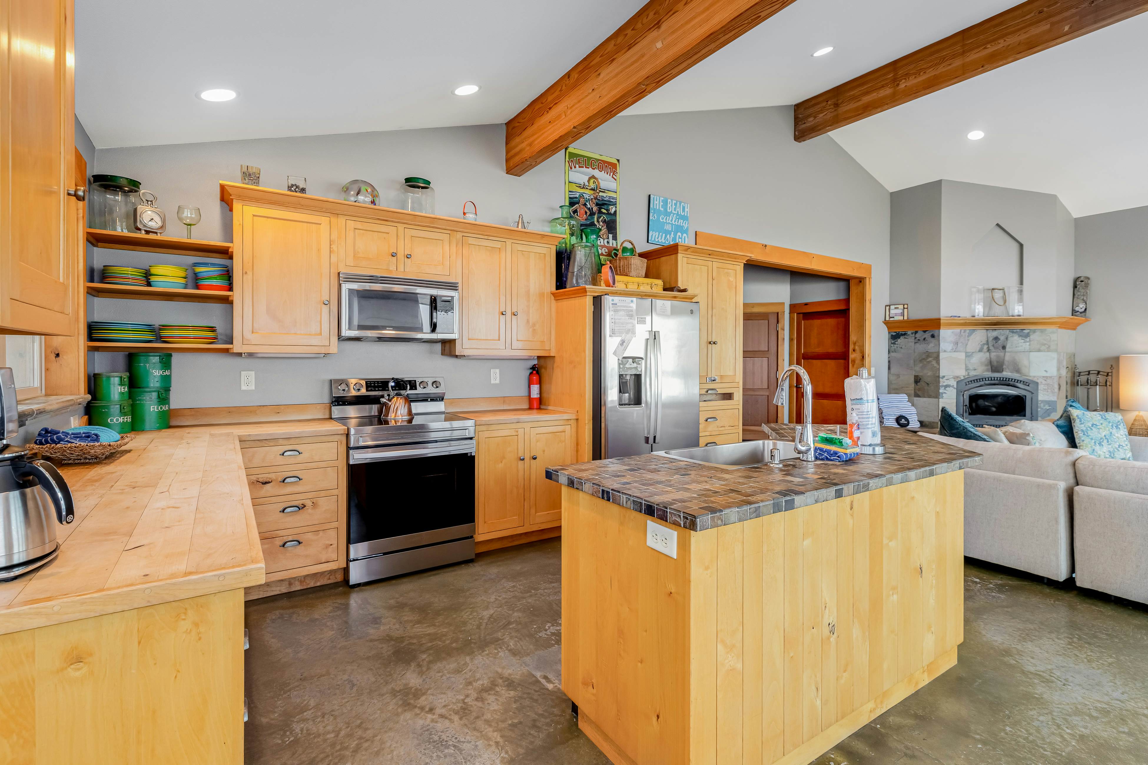 Gorgeous oceanfront home with incredible views of Haystack Rock - dog-friendly