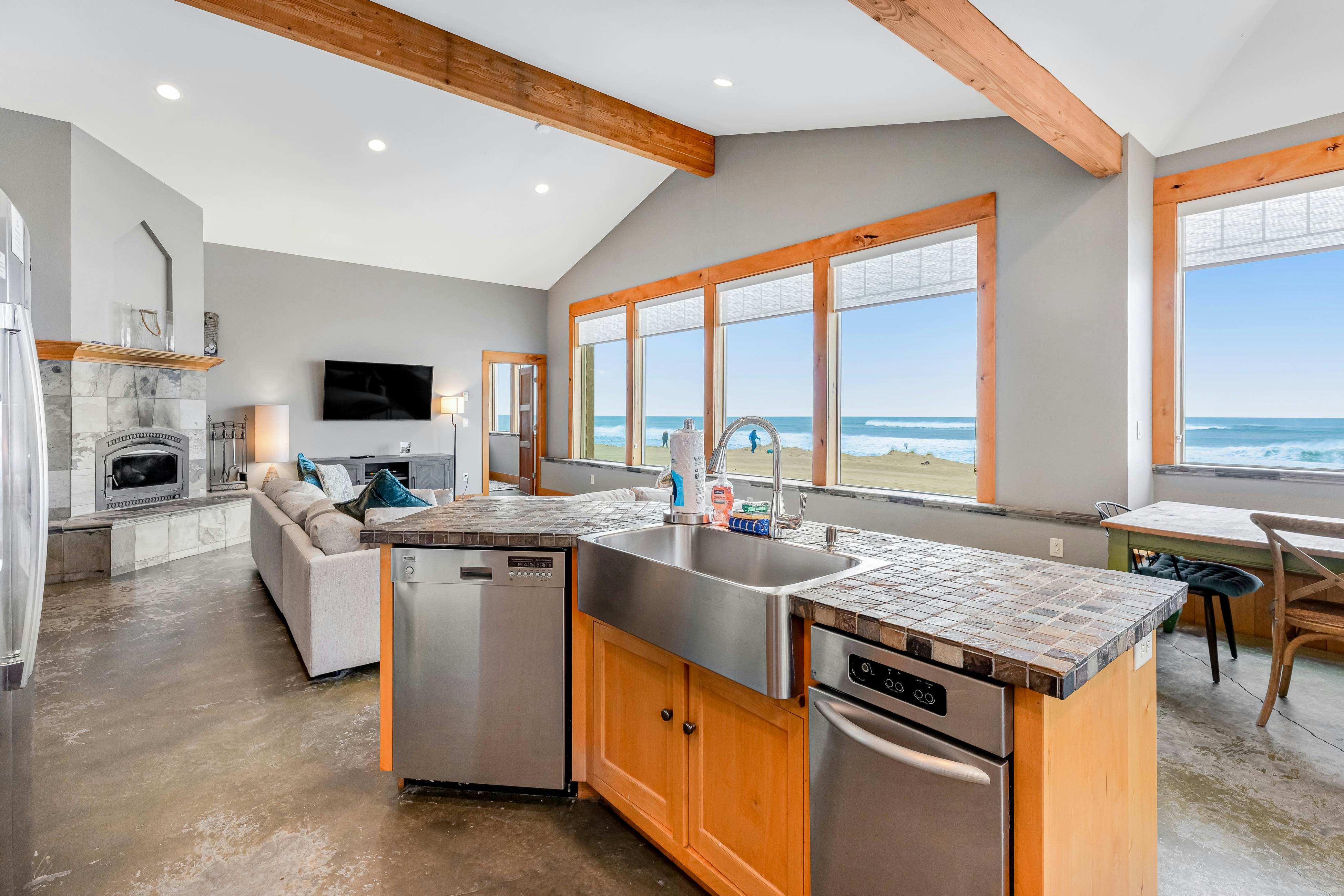 Gorgeous oceanfront home with incredible views of Haystack Rock - dog-friendly