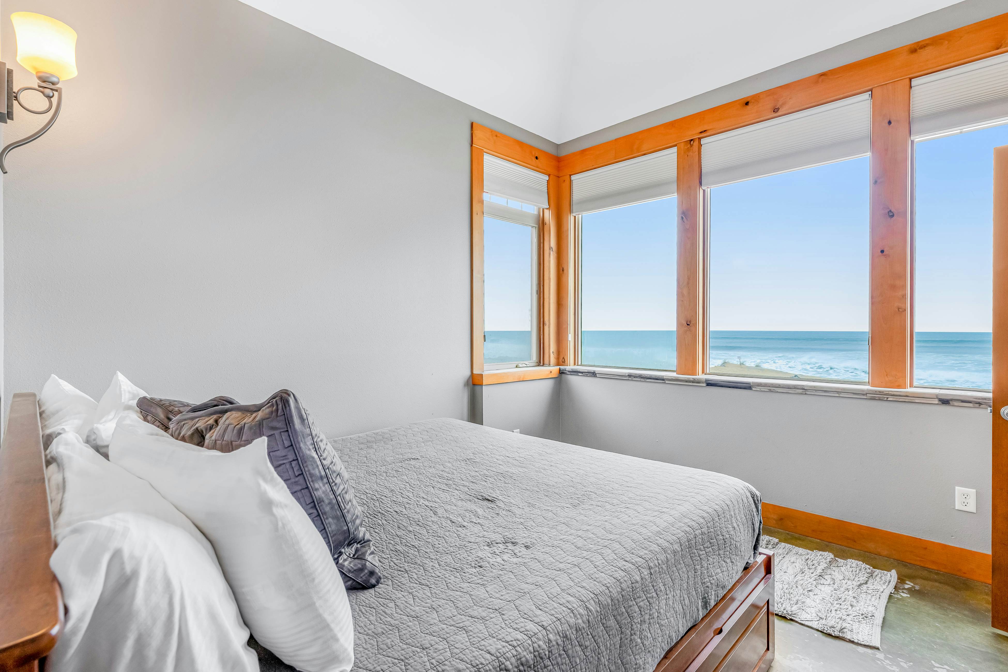 Gorgeous oceanfront home with incredible views of Haystack Rock - dog-friendly
