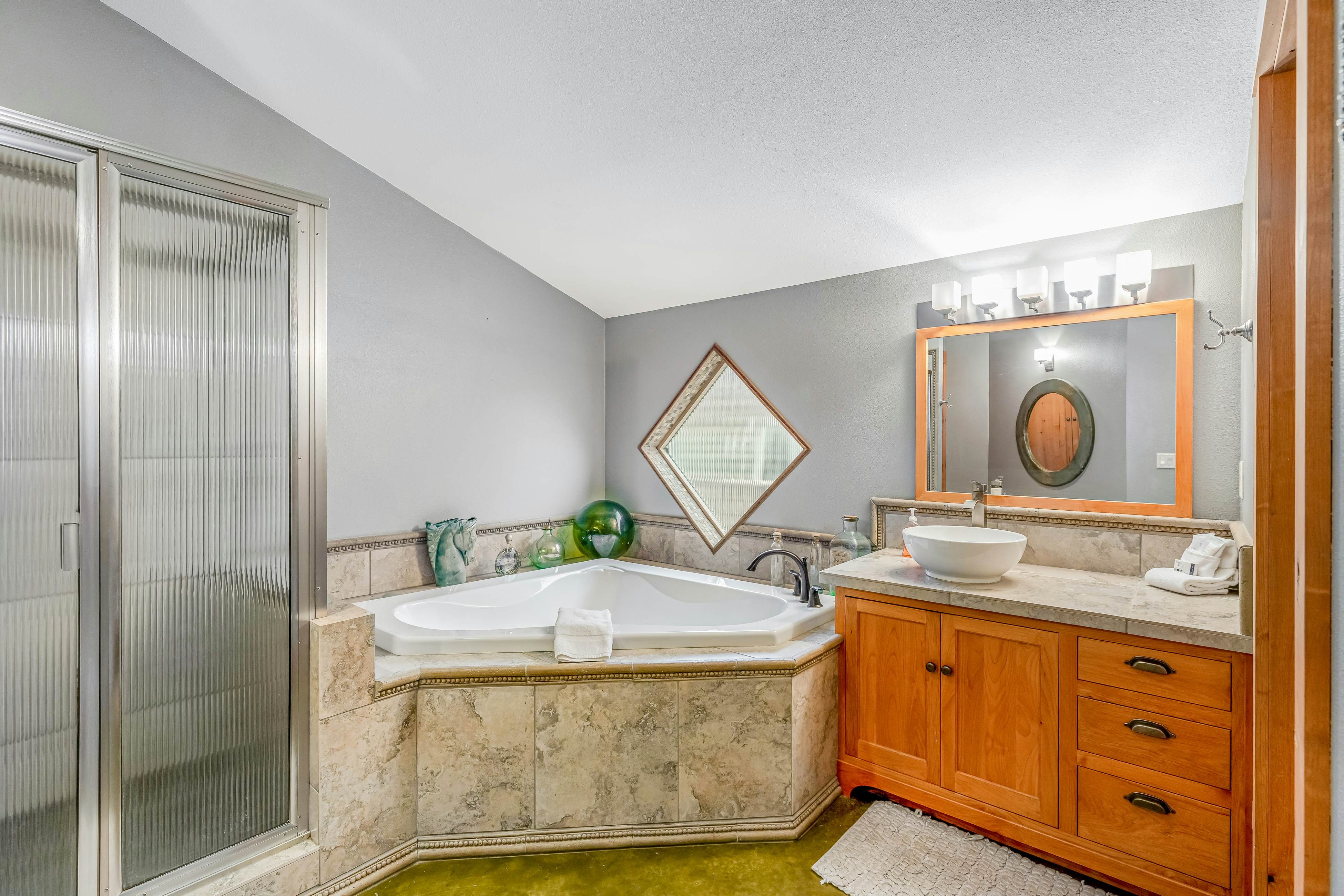 Gorgeous oceanfront home with incredible views of Haystack Rock - dog-friendly