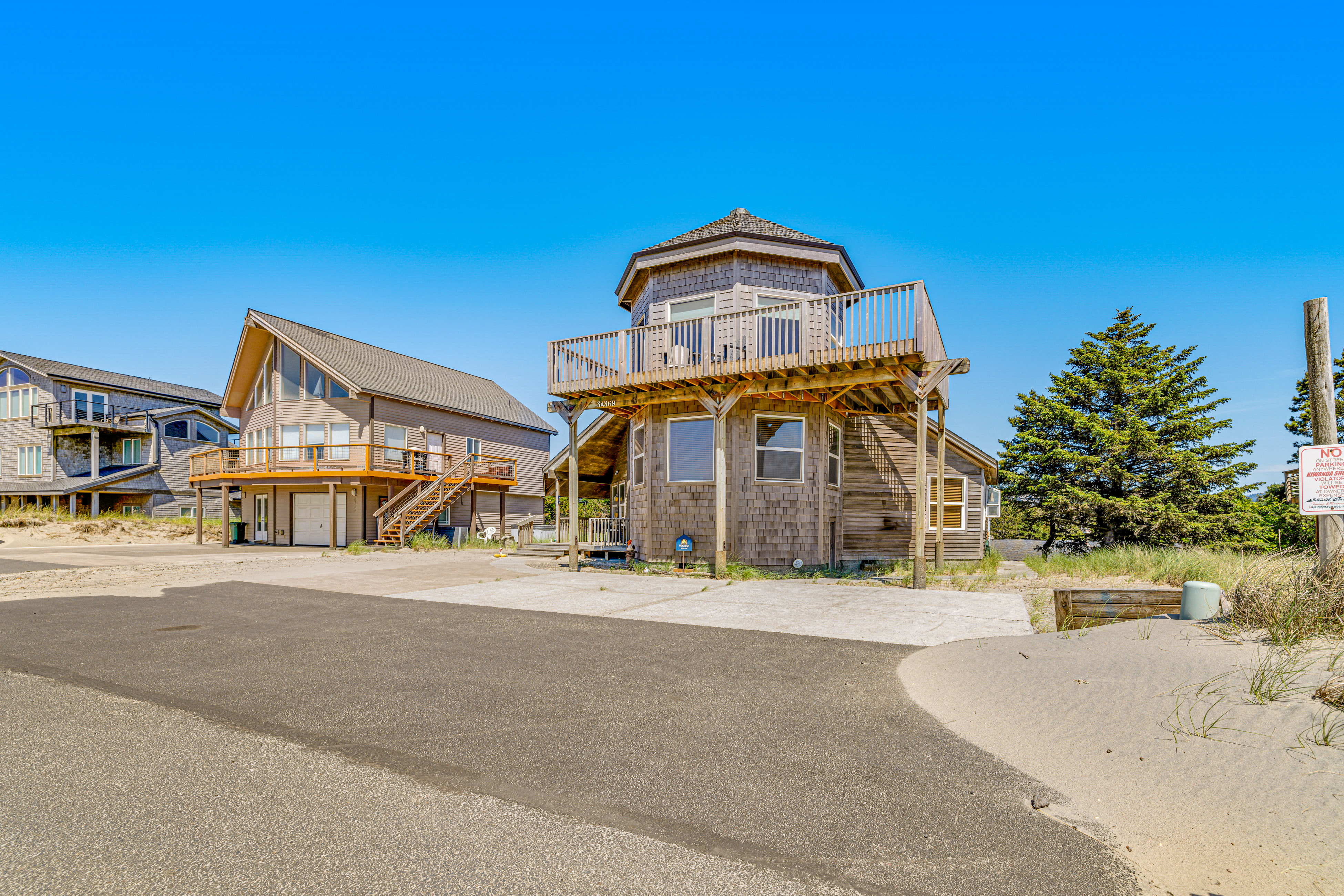 Dog Friendly House with Ocean Views Hot Tub Arcade Machine and Easy Beach Access
