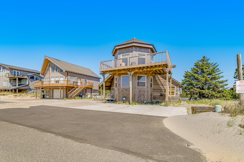 Dog Friendly House with Ocean Views Hot Tub Arcade Machine and Easy Beach Access