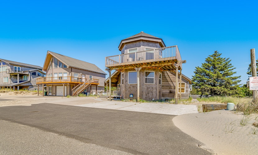 Dog Friendly House with Ocean Views Hot Tub Arcade Machine and Easy Beach Access