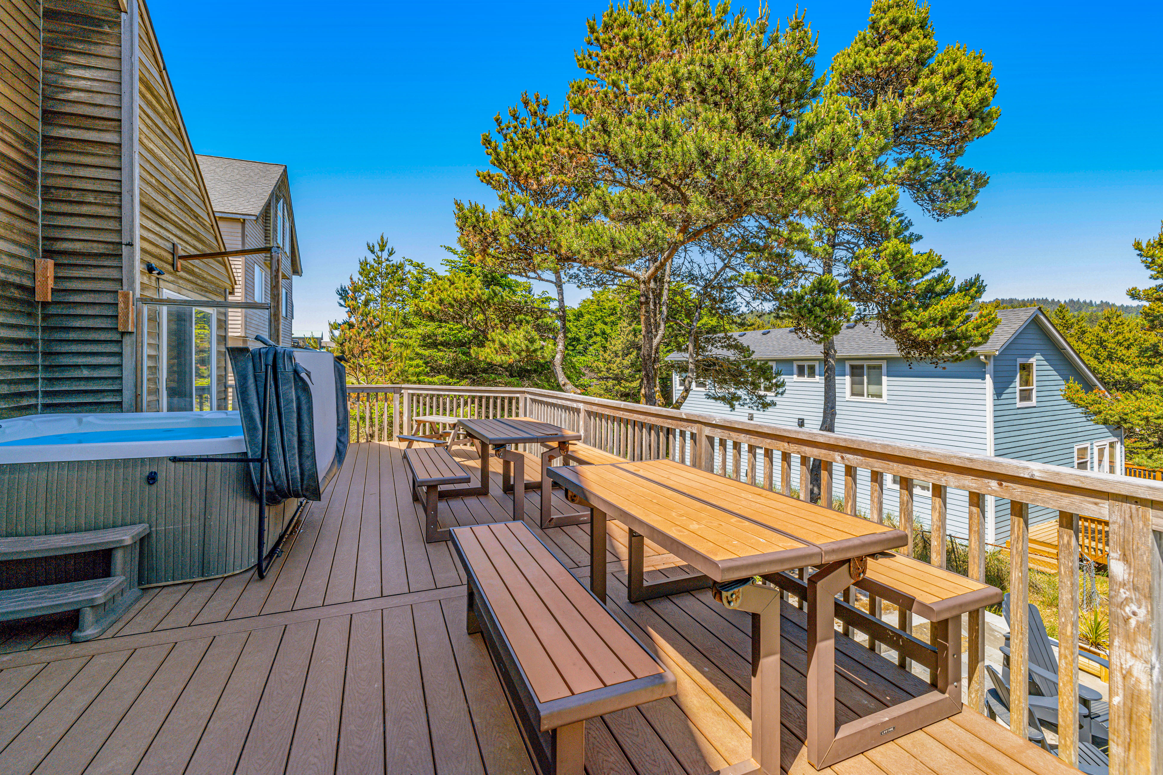 Dog Friendly House with Ocean Views Hot Tub Arcade Machine and Easy Beach Access