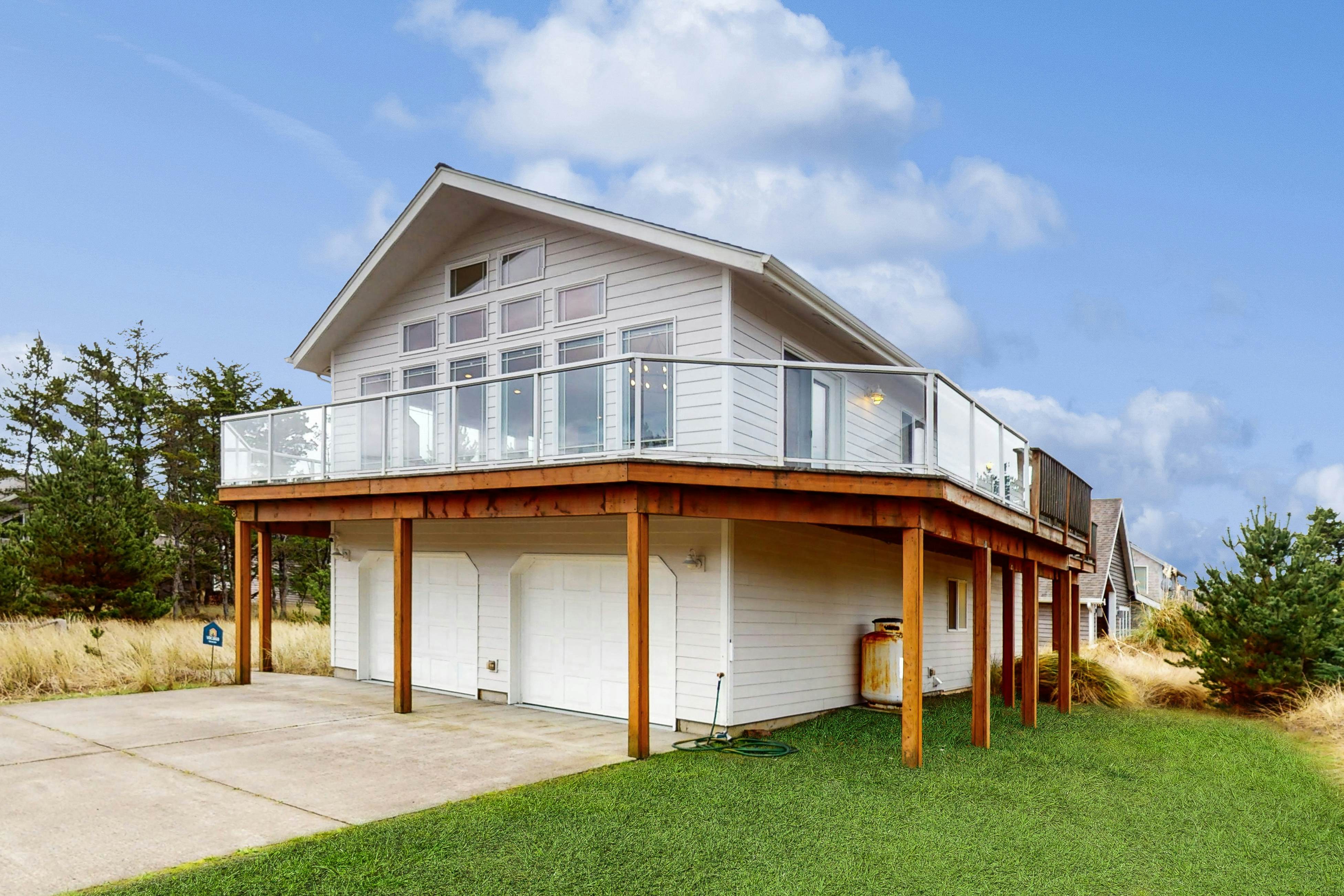 Bright, remodeled home with furnished deck & private beach access - dog-friendly