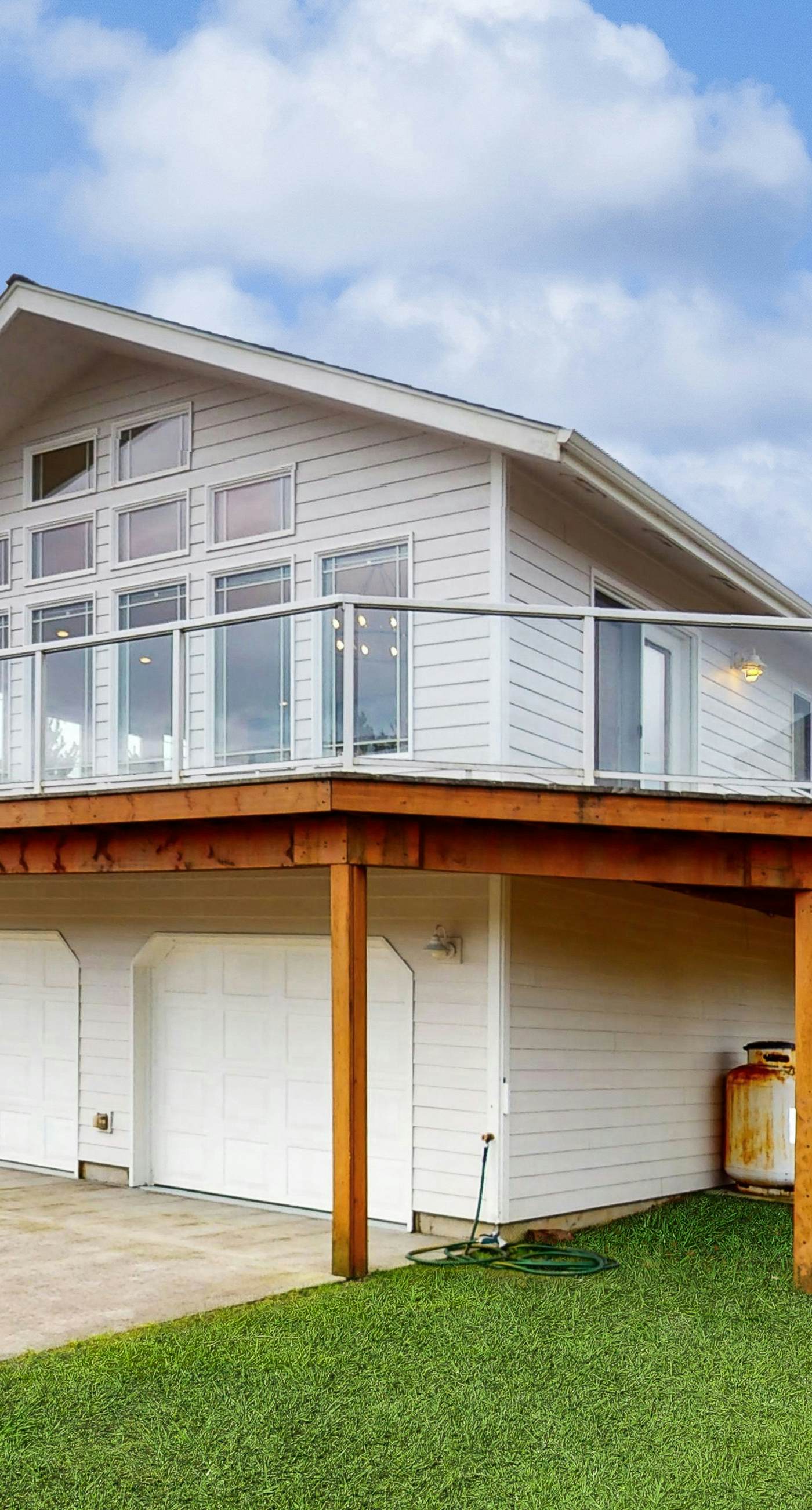 Bright remodeled home with furnished deck and private beach access dog friendly