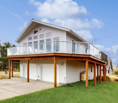 Bright remodeled home with furnished deck and private beach access dog friendly