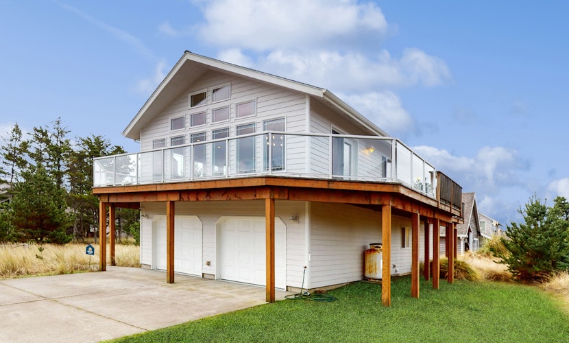 Bright remodeled home with furnished deck and private beach access dog friendly