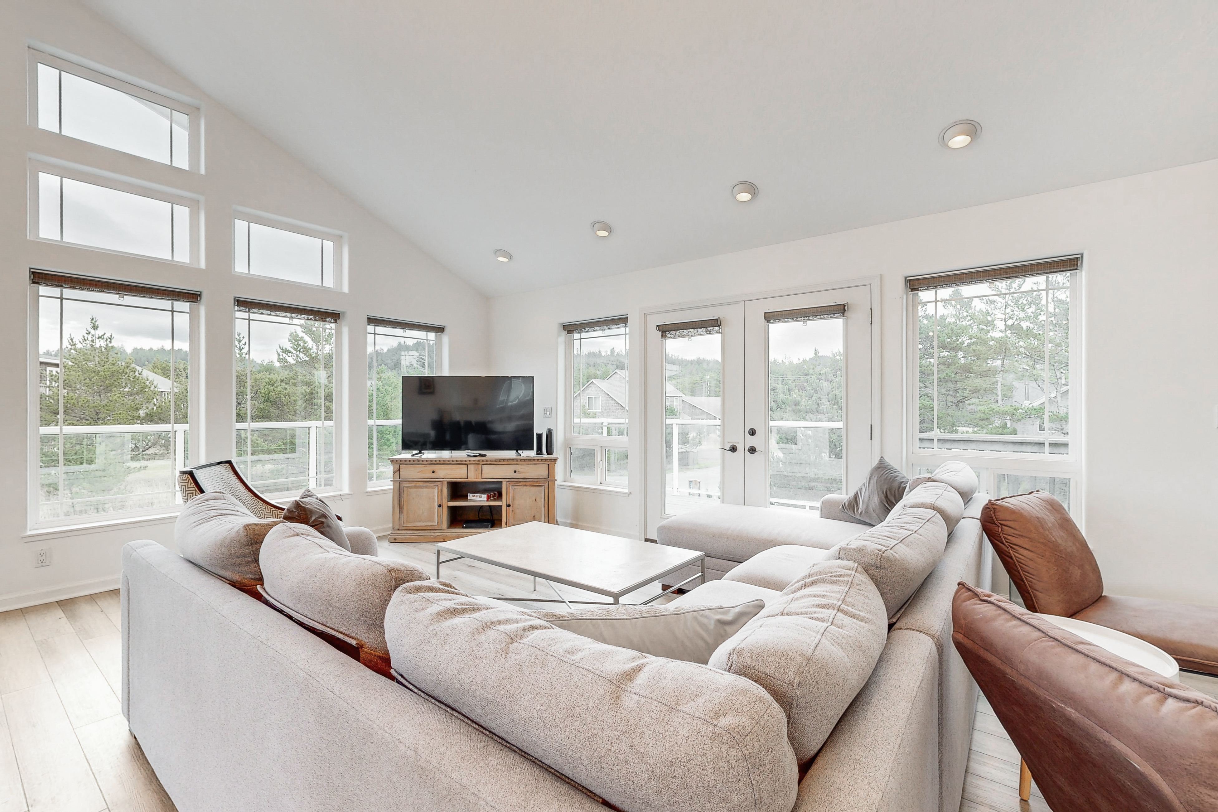 Bright remodeled home with furnished deck and private beach access dog friendly