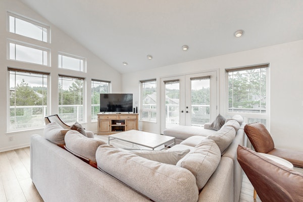 Bright remodeled home with furnished deck and private beach access dog friendly