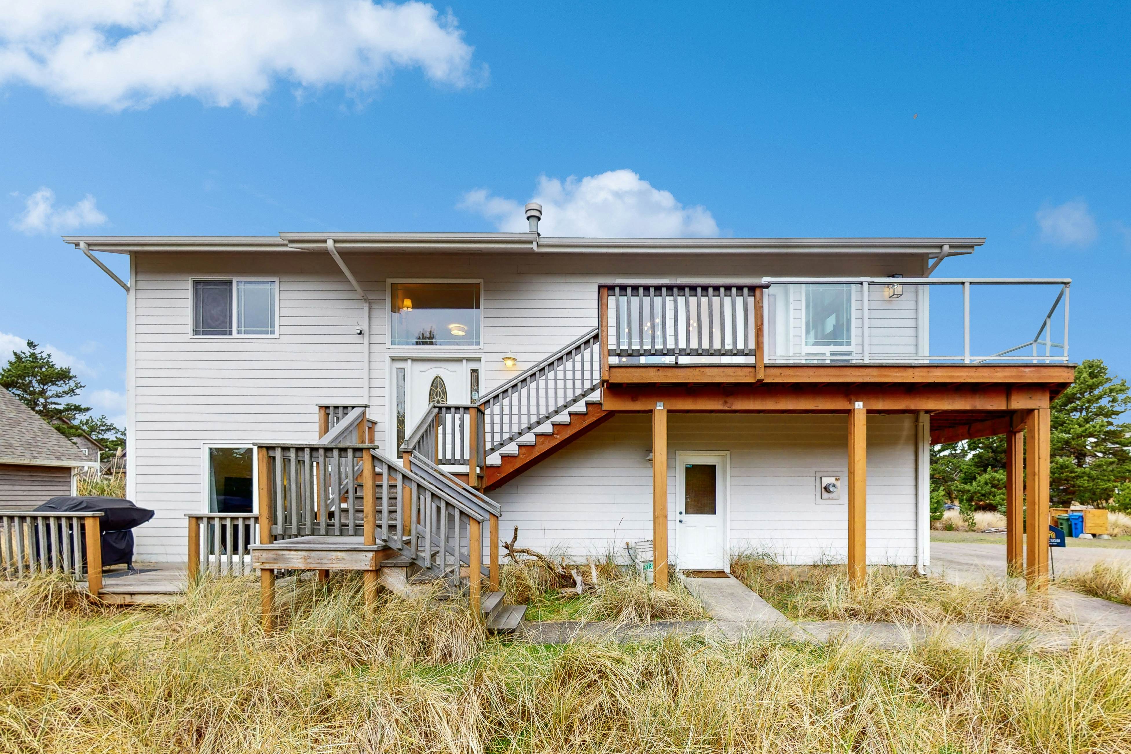 Bright, remodeled home with furnished deck & private beach access - dog-friendly