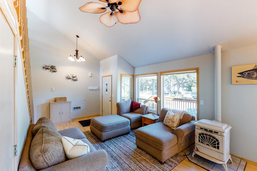 Bright dog friendly home with wrap around deck just steps from beach