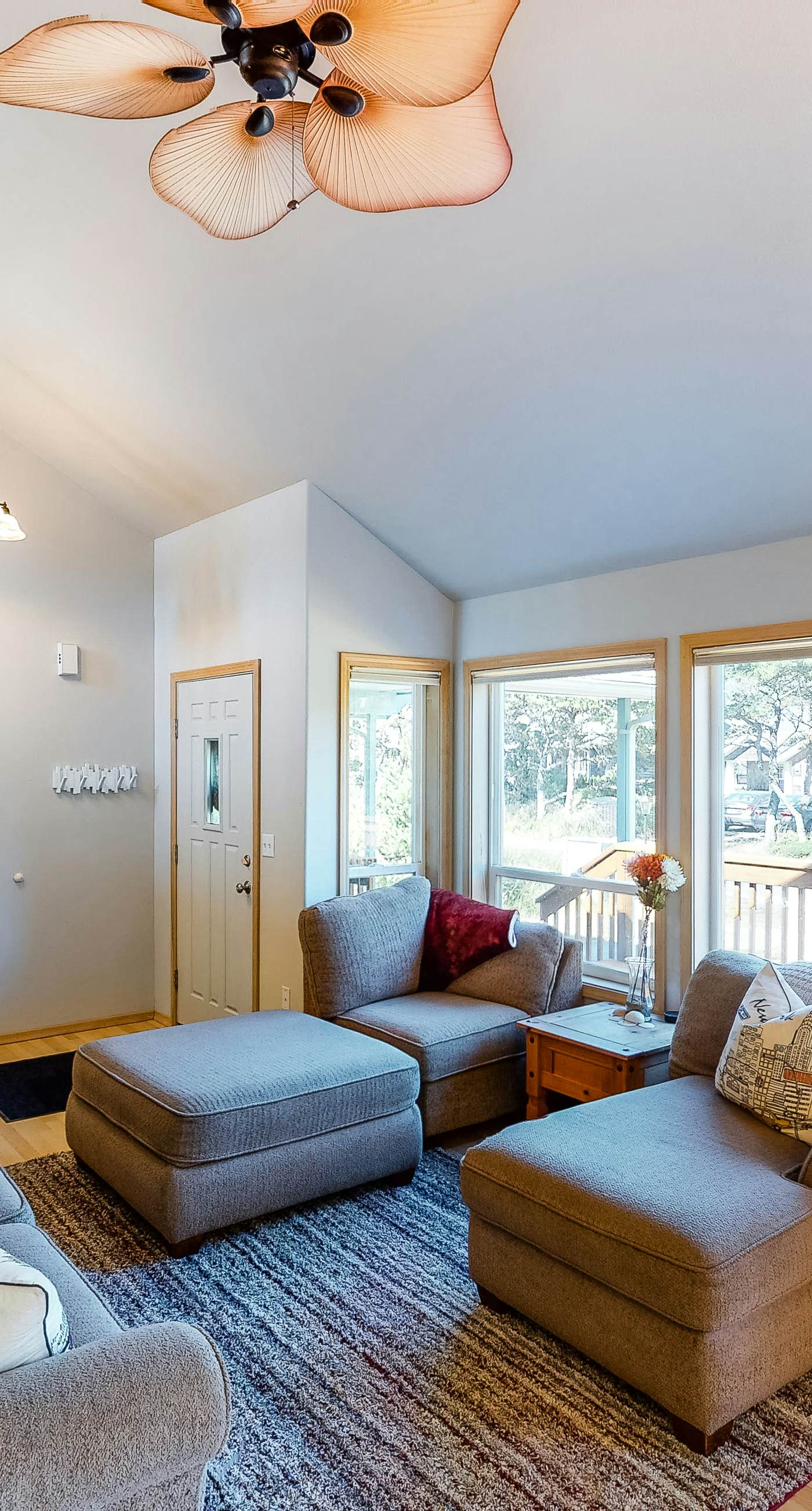 Bright dog friendly home with wrap around deck just steps from beach