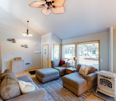 Bright dog friendly home with wrap around deck just steps from beach