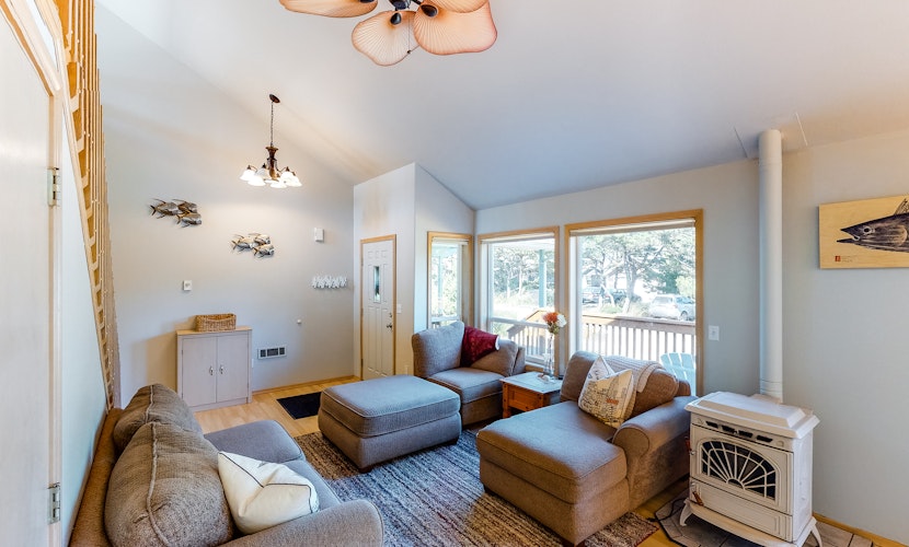Bright dog friendly home with wrap around deck just steps from beach