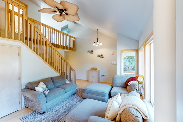 Bright dog friendly home with wrap around deck just steps from beach