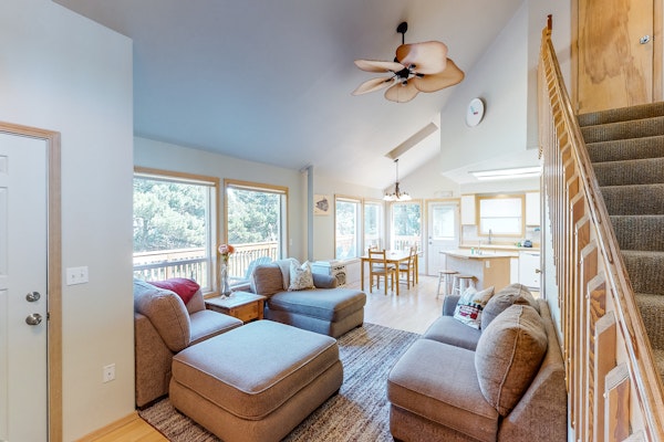 Bright dog friendly home with wrap around deck just steps from beach