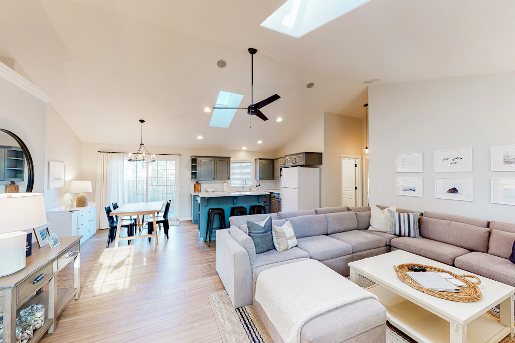 Family Friendly Beach Home with High Speed WiFi Gas Fireplace and Washer Dryer