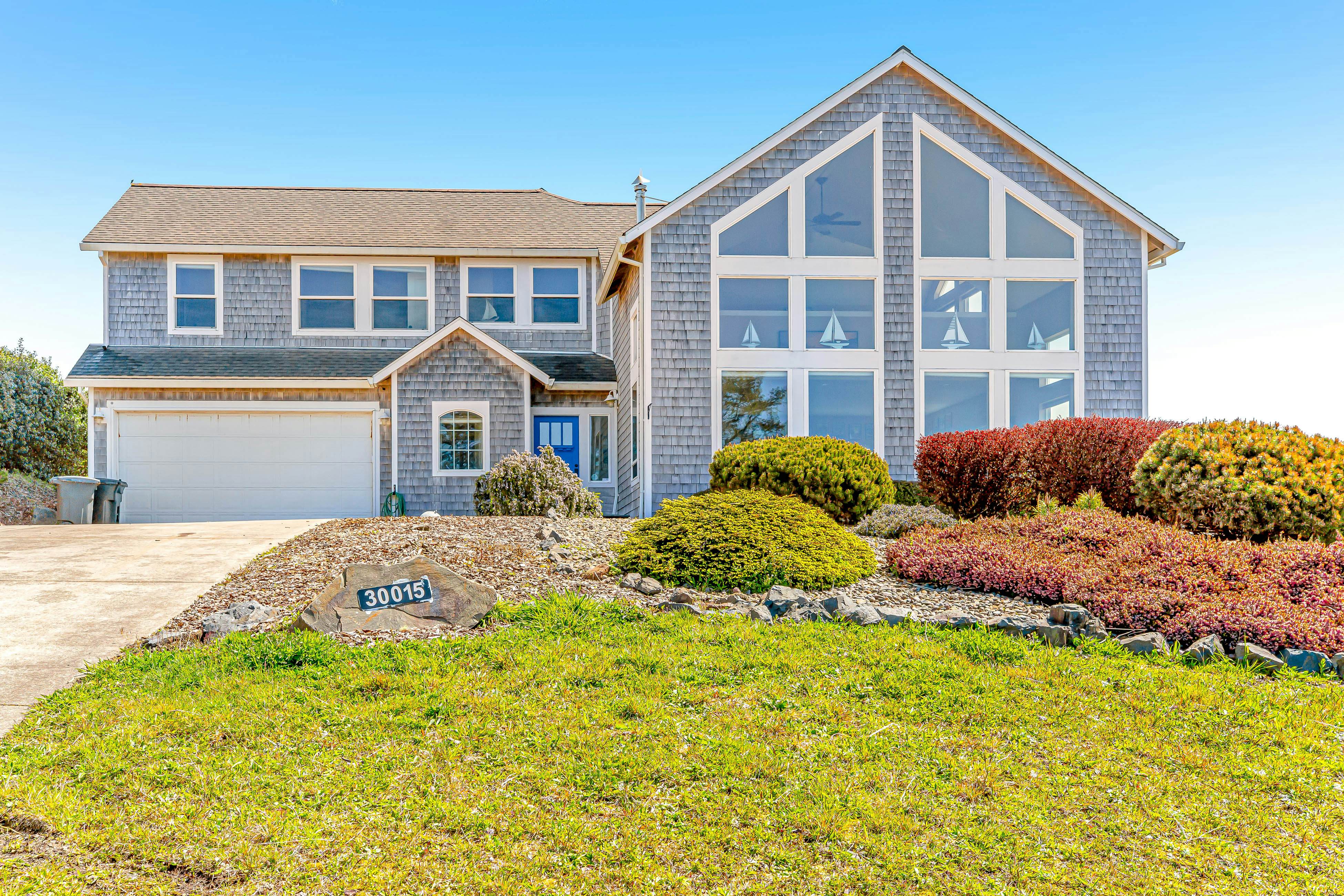 Ocean & Mountain View Home with Private Hot Tub, Pool Table, Deck, Fast WiFi