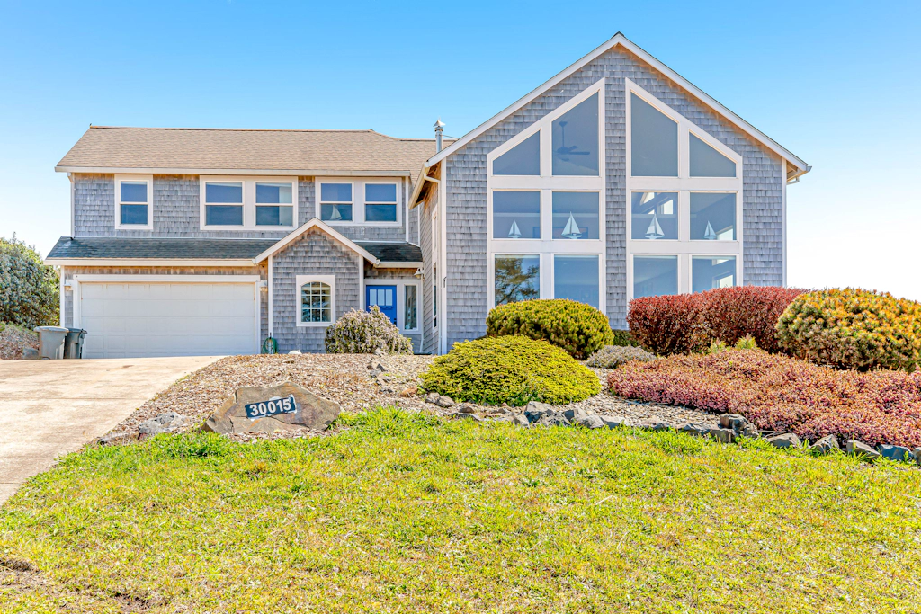 Ocean and Mountain View Home with Private Hot Tub Pool Table Deck Fast WiFi
