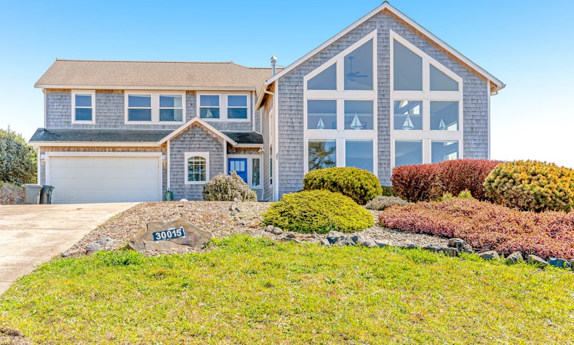 Ocean and Mountain View Home with Private Hot Tub Pool Table Deck Fast WiFi