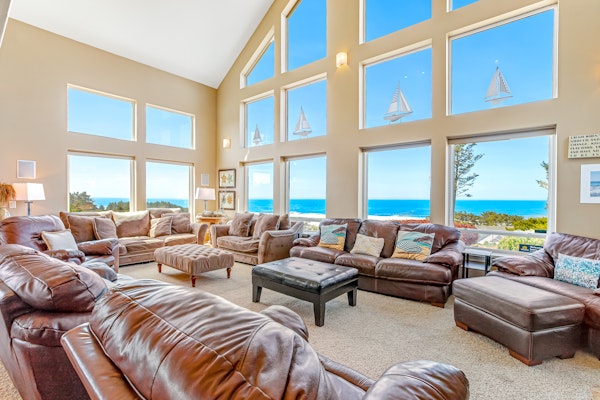 Ocean and Mountain View Home with Private Hot Tub Pool Table Deck Fast WiFi