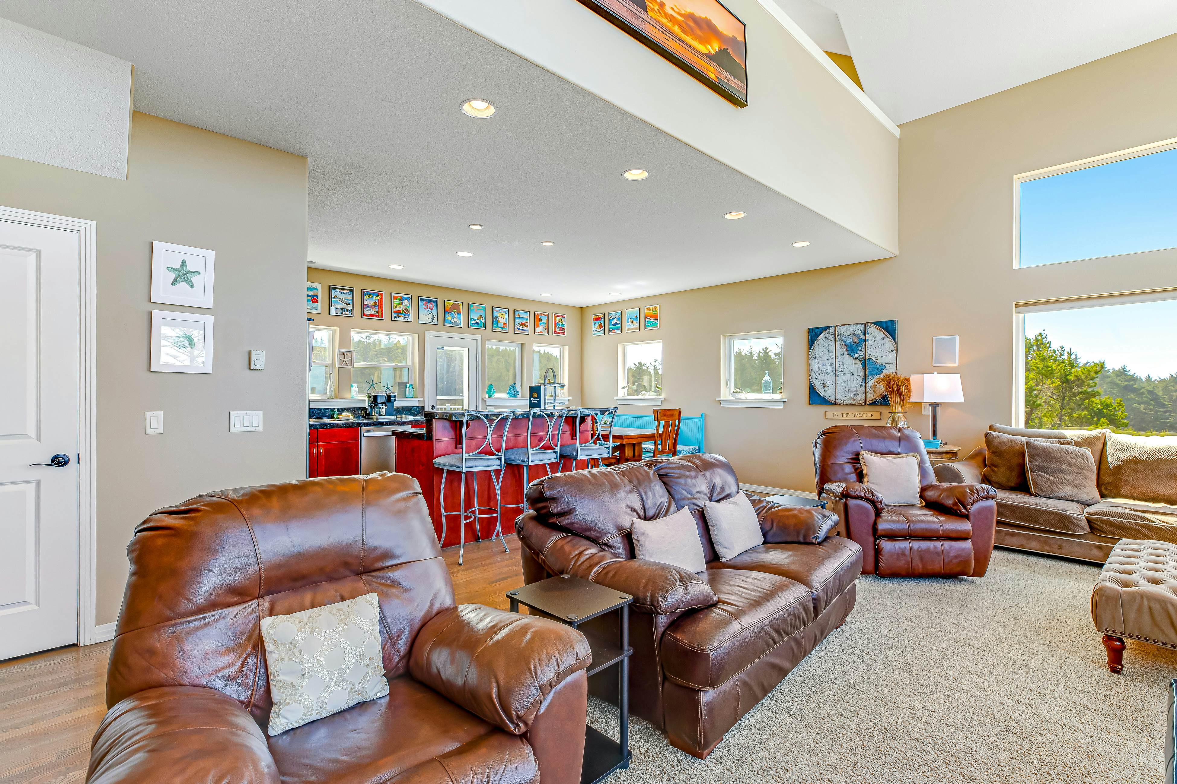 Ocean & Mountain View Home with Private Hot Tub, Pool Table, Deck, Fast WiFi