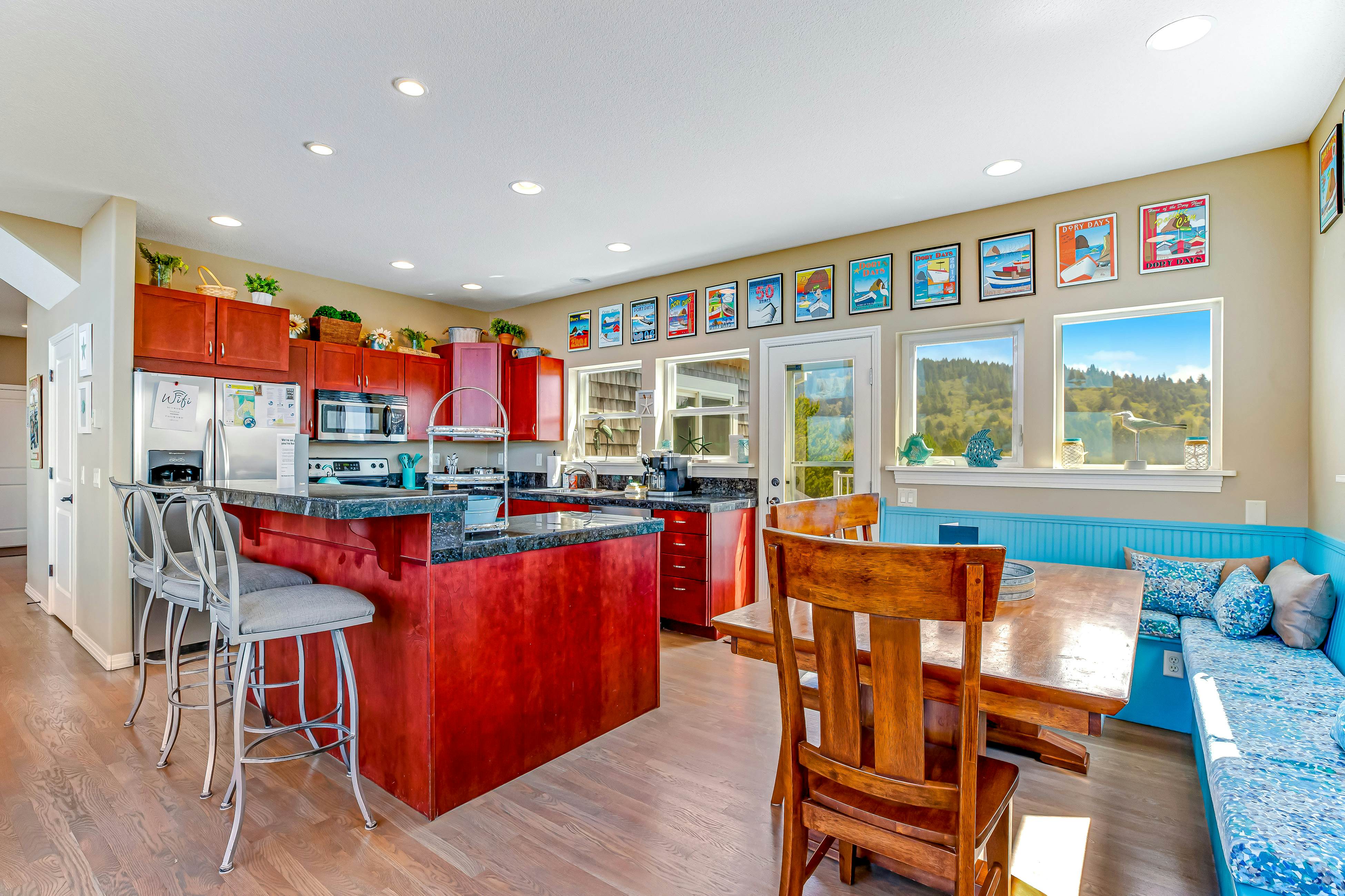 Ocean & Mountain View Home with Private Hot Tub, Pool Table, Deck, Fast WiFi