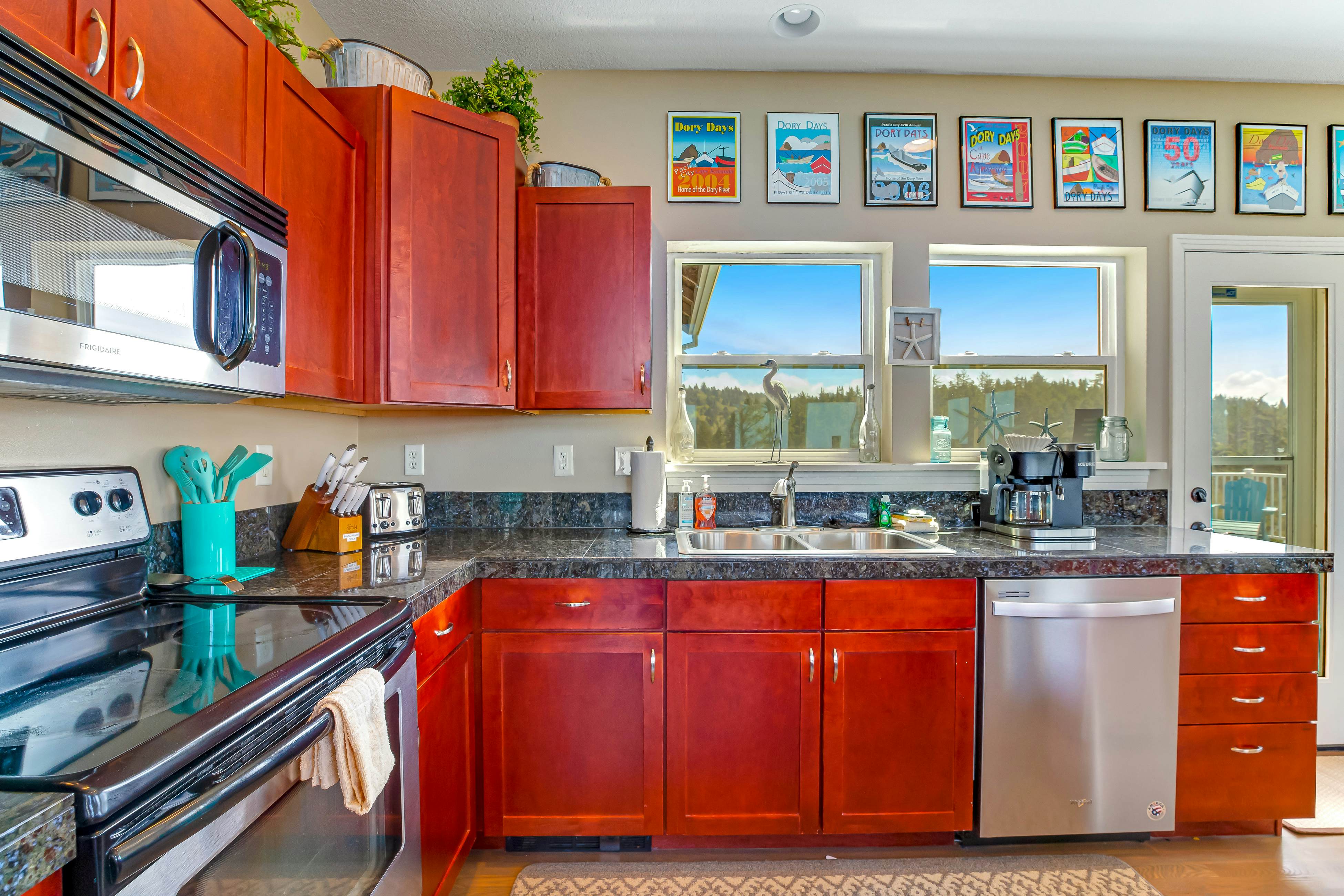 Ocean & Mountain View Home with Private Hot Tub, Pool Table, Deck, Fast WiFi