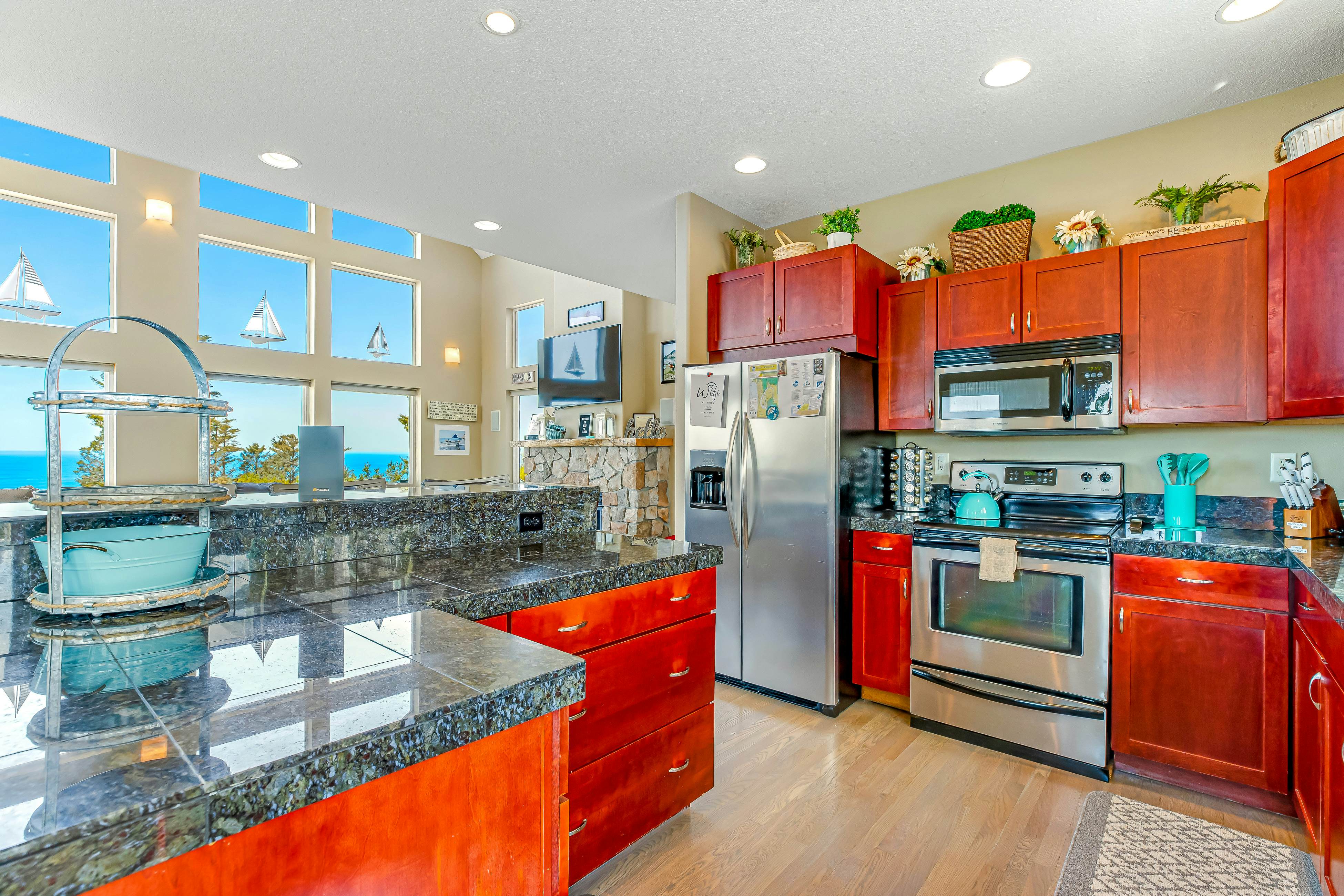 Ocean & Mountain View Home with Private Hot Tub, Pool Table, Deck, Fast WiFi