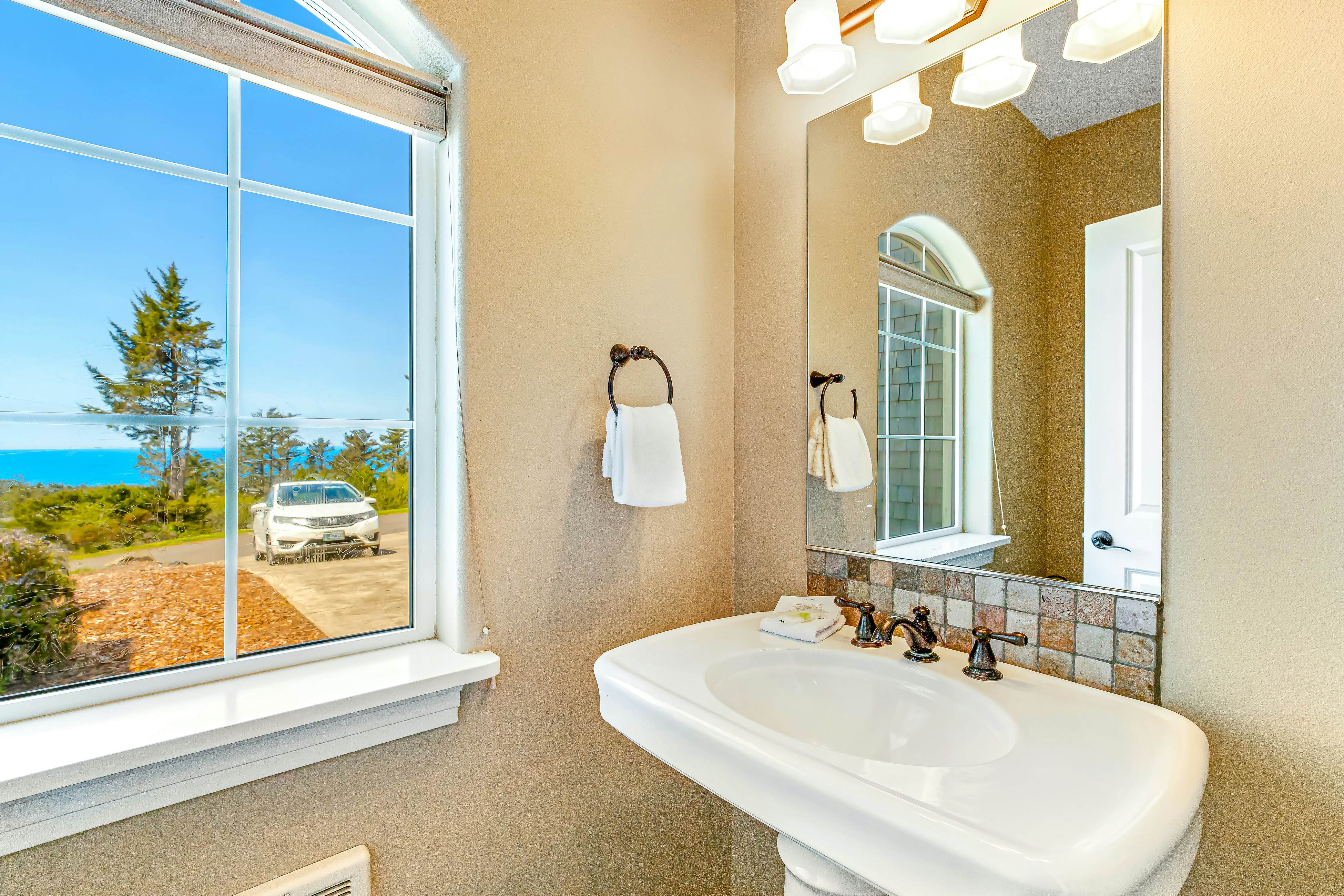 Ocean & Mountain View Home with Private Hot Tub, Pool Table, Deck, Fast WiFi