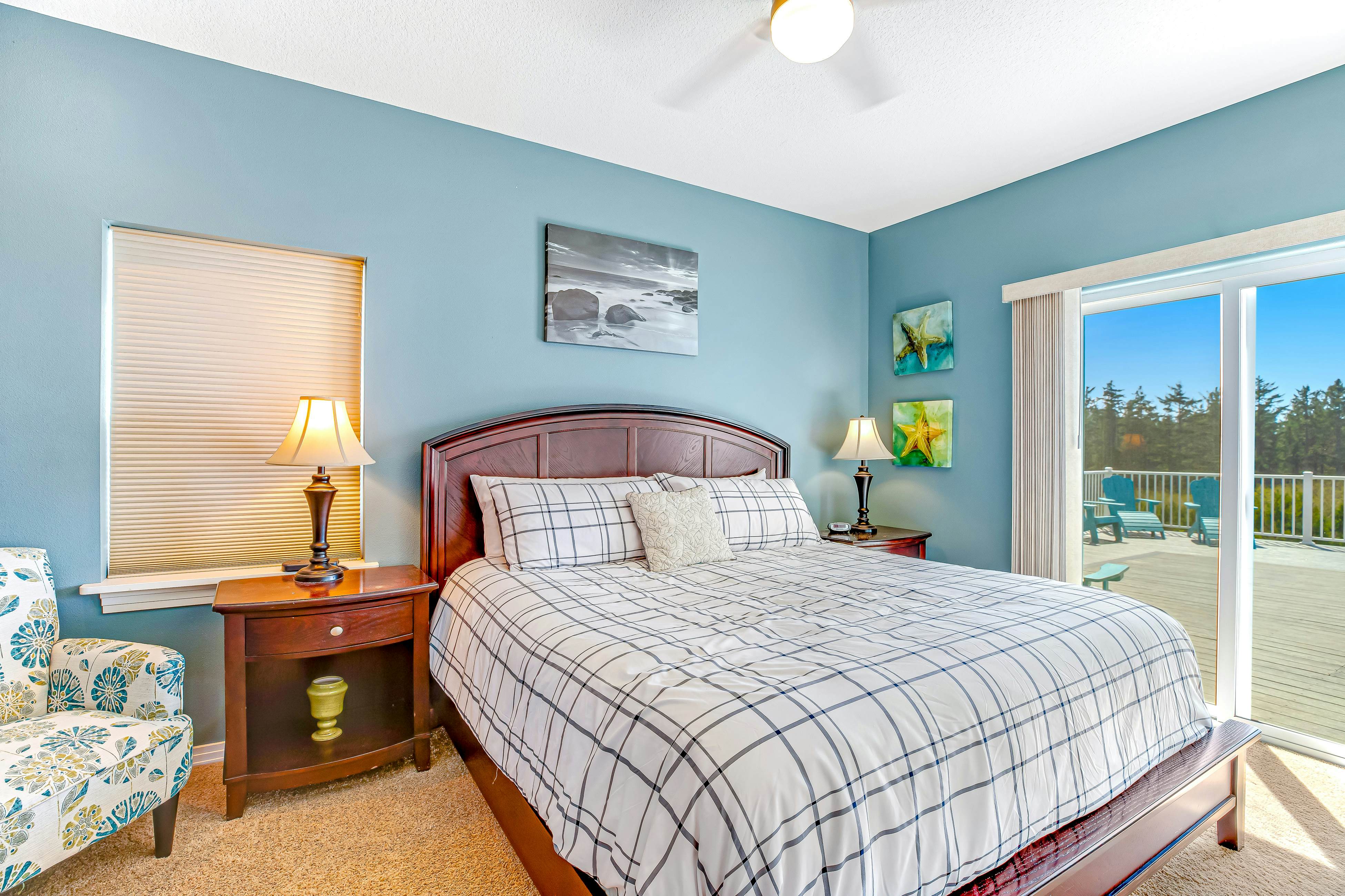 Ocean & Mountain View Home with Private Hot Tub, Pool Table, Deck, Fast WiFi