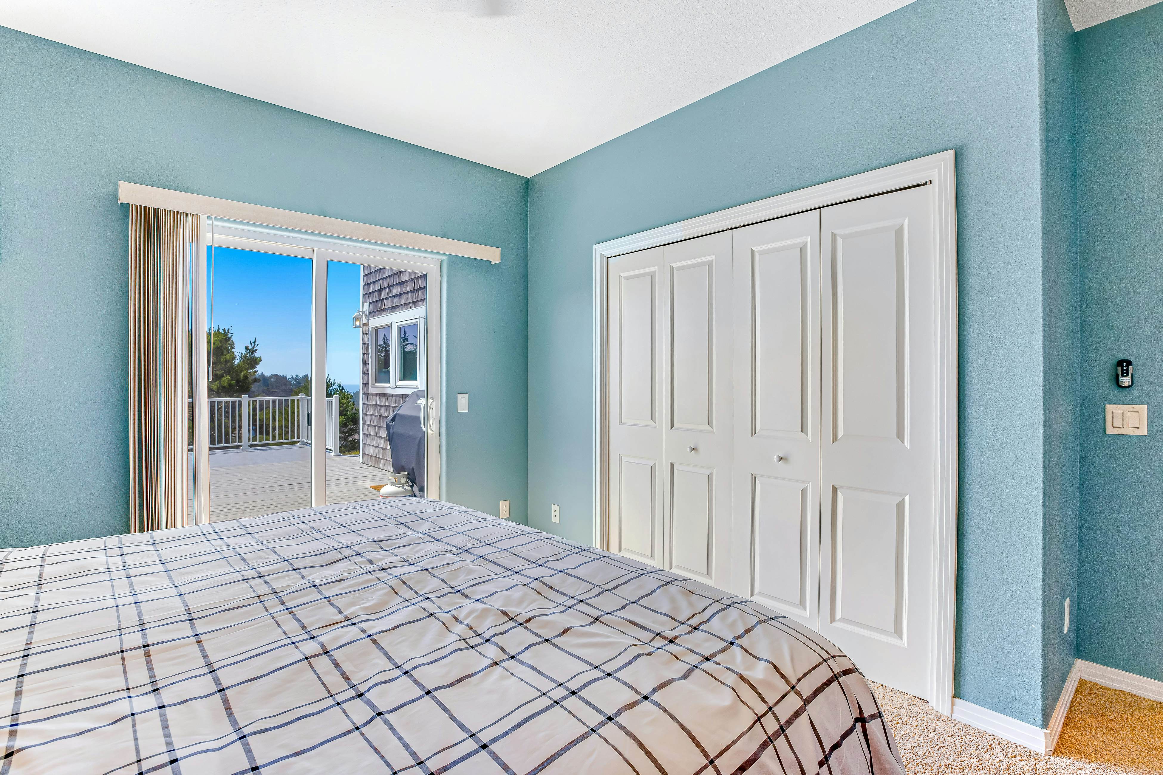 Ocean & Mountain View Home with Private Hot Tub, Pool Table, Deck, Fast WiFi