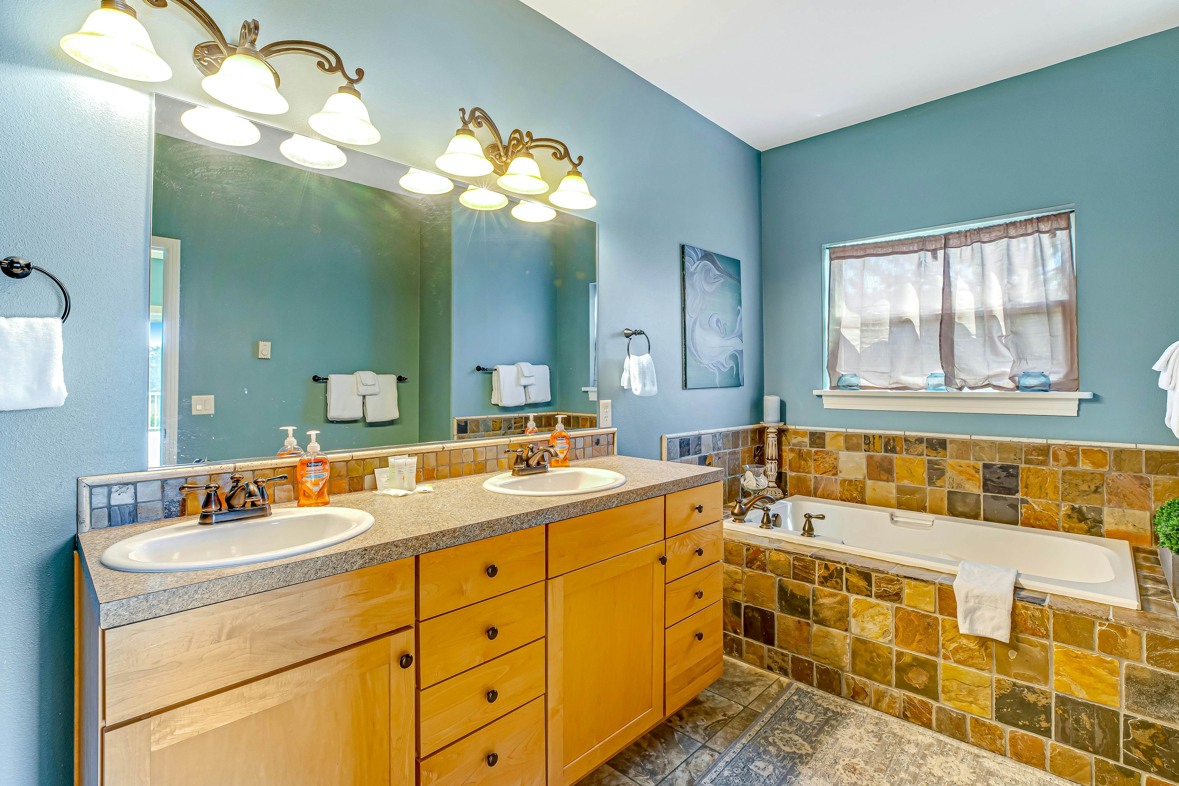 Ocean & Mountain View Home with Private Hot Tub, Pool Table, Deck, Fast WiFi