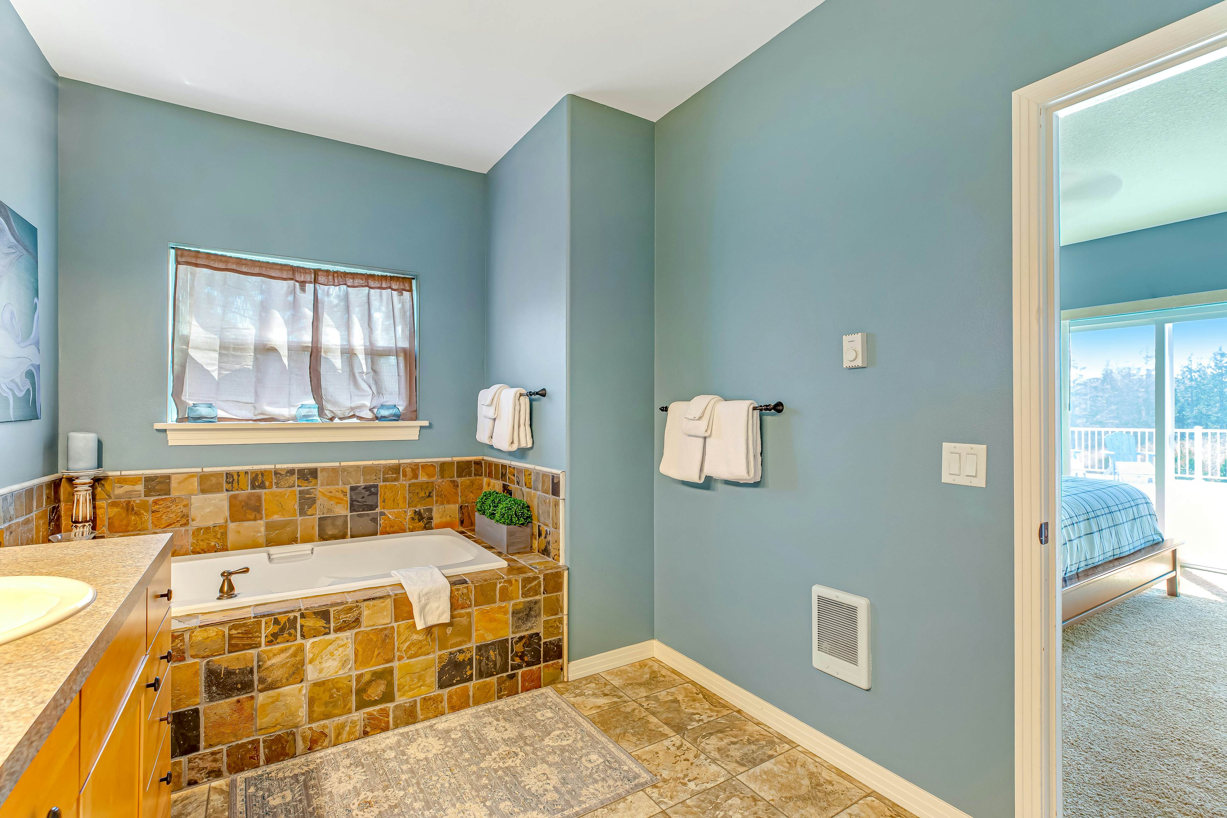 Ocean & Mountain View Home with Private Hot Tub, Pool Table, Deck, Fast WiFi