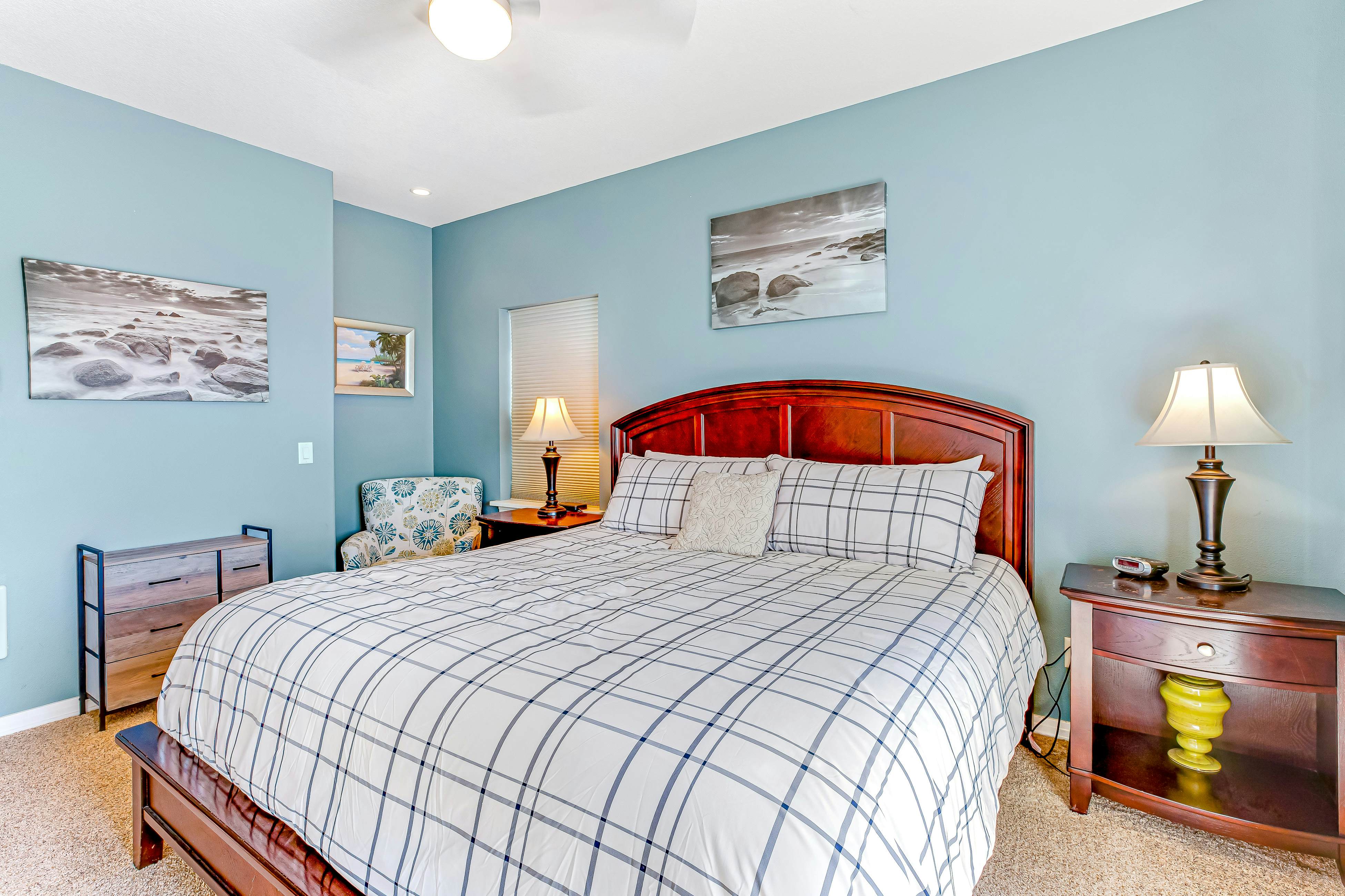 Ocean & Mountain View Home with Private Hot Tub, Pool Table, Deck, Fast WiFi