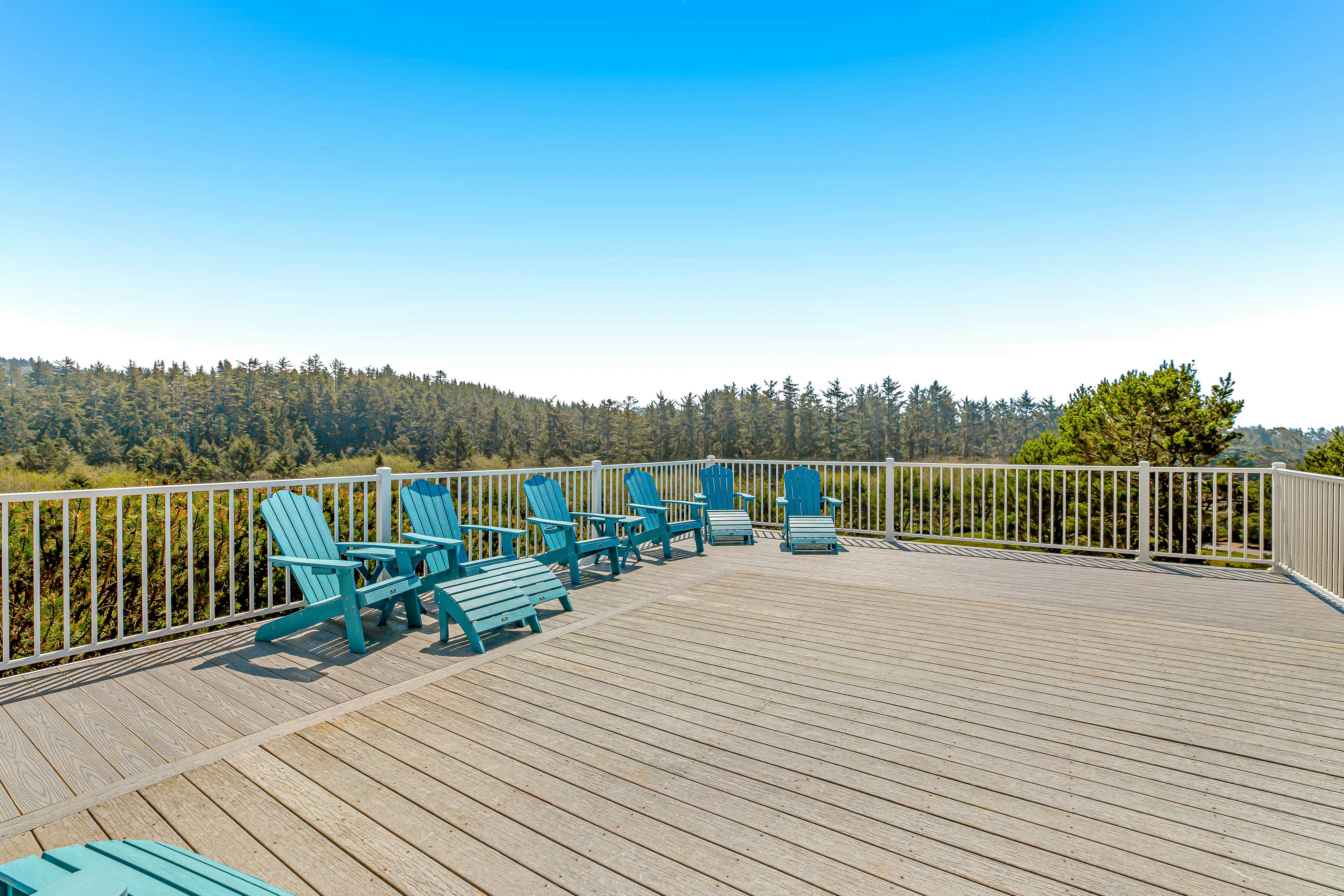 Ocean & Mountain View Home with Private Hot Tub, Pool Table, Deck, Fast WiFi