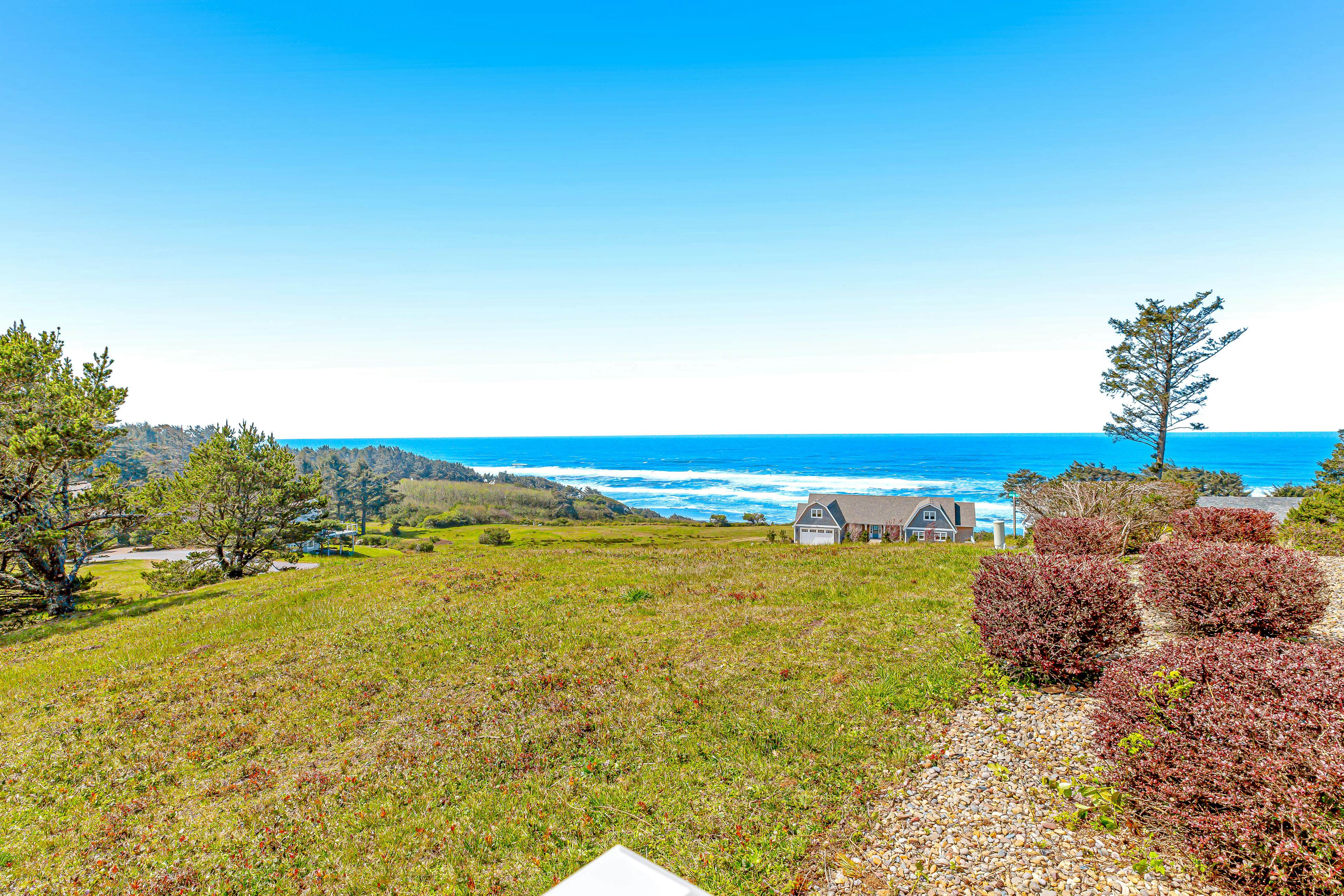 Ocean & Mountain View Home with Private Hot Tub, Pool Table, Deck, Fast WiFi