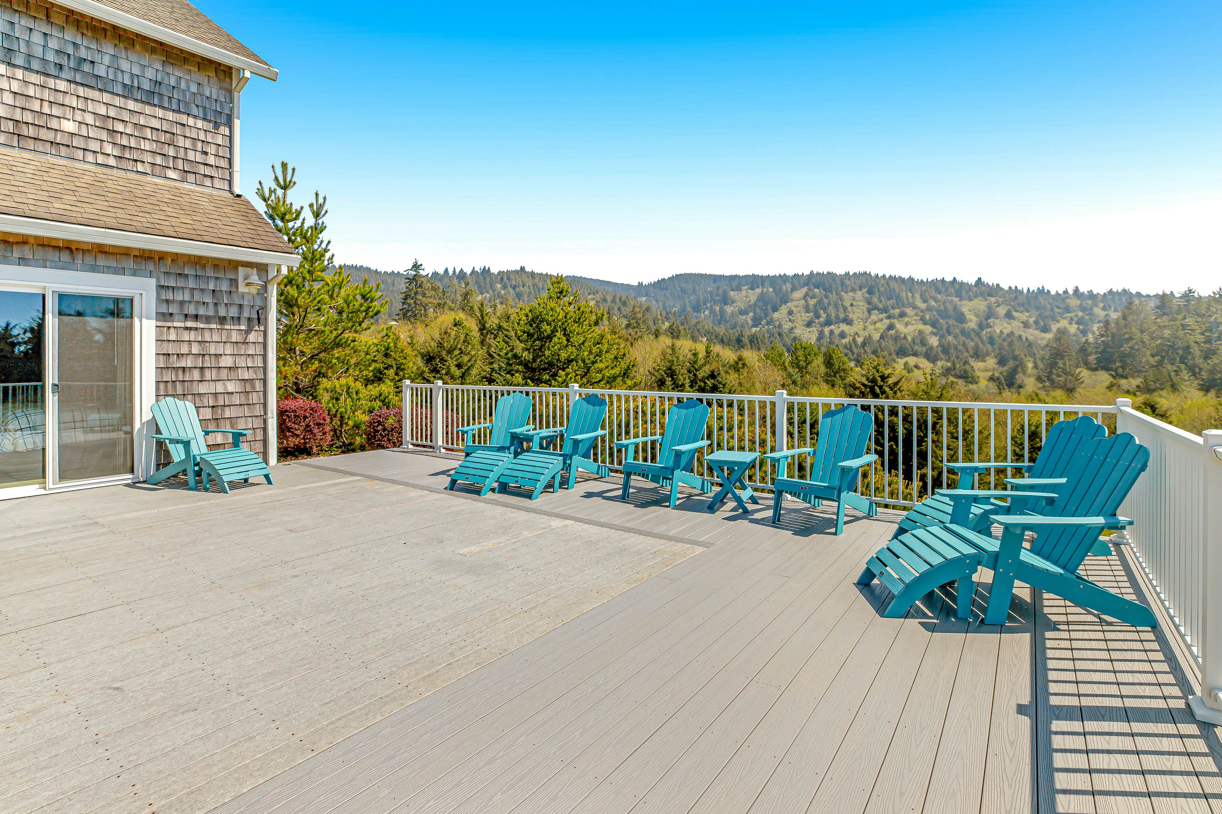 Ocean & Mountain View Home with Private Hot Tub, Pool Table, Deck, Fast WiFi