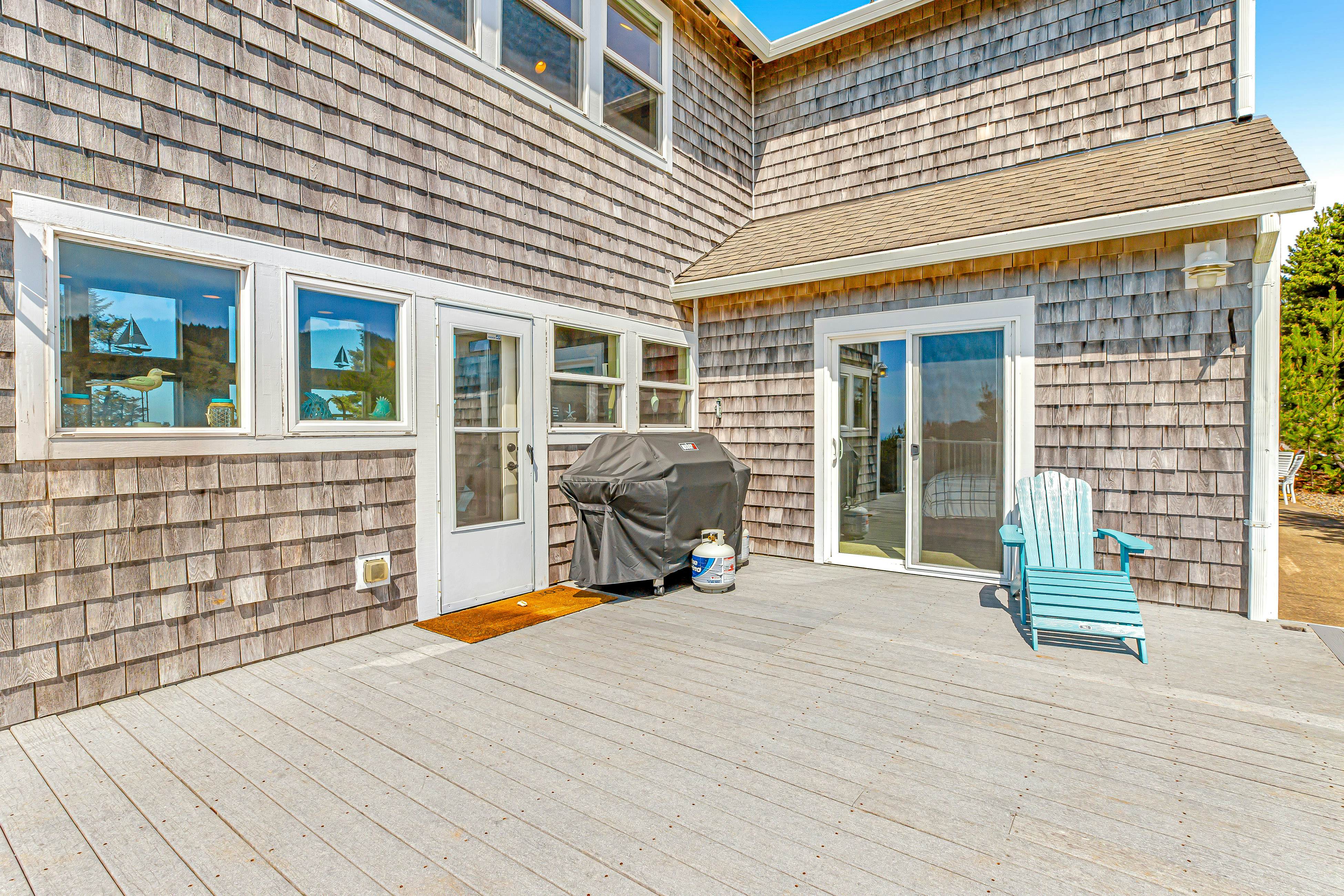 Ocean & Mountain View Home with Private Hot Tub, Pool Table, Deck, Fast WiFi